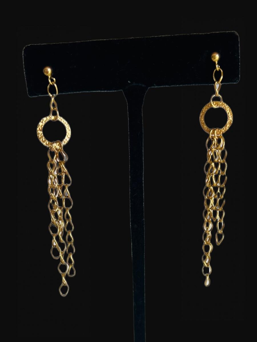 Diese stilvollen Quastenohrringe sind fast 5 cm lang und eignen sich sowohl für die Freizeit als auch für die Abendgarderobe!

Größe: 2-7/8