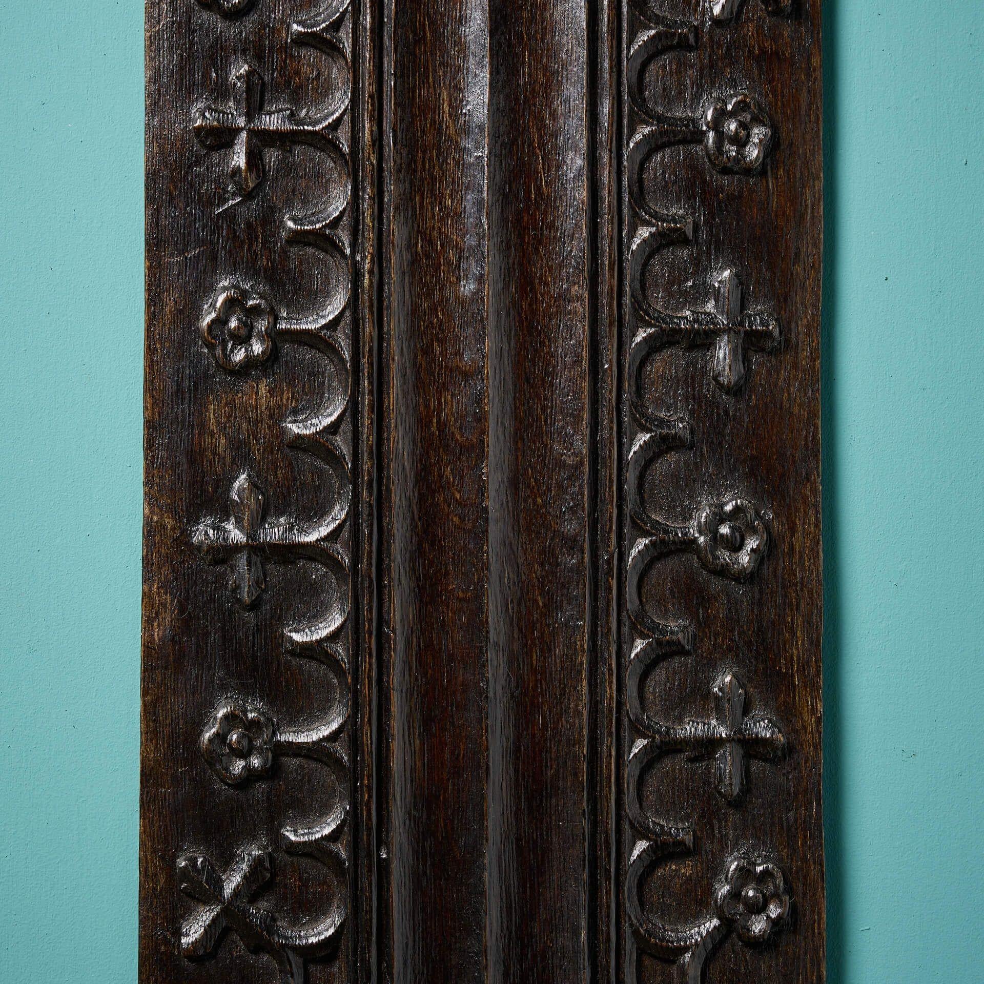 Lange geschnitzte Eichenplatte aus dem 16. Jahrhundert im Parchemin-Design (Tudor) im Angebot