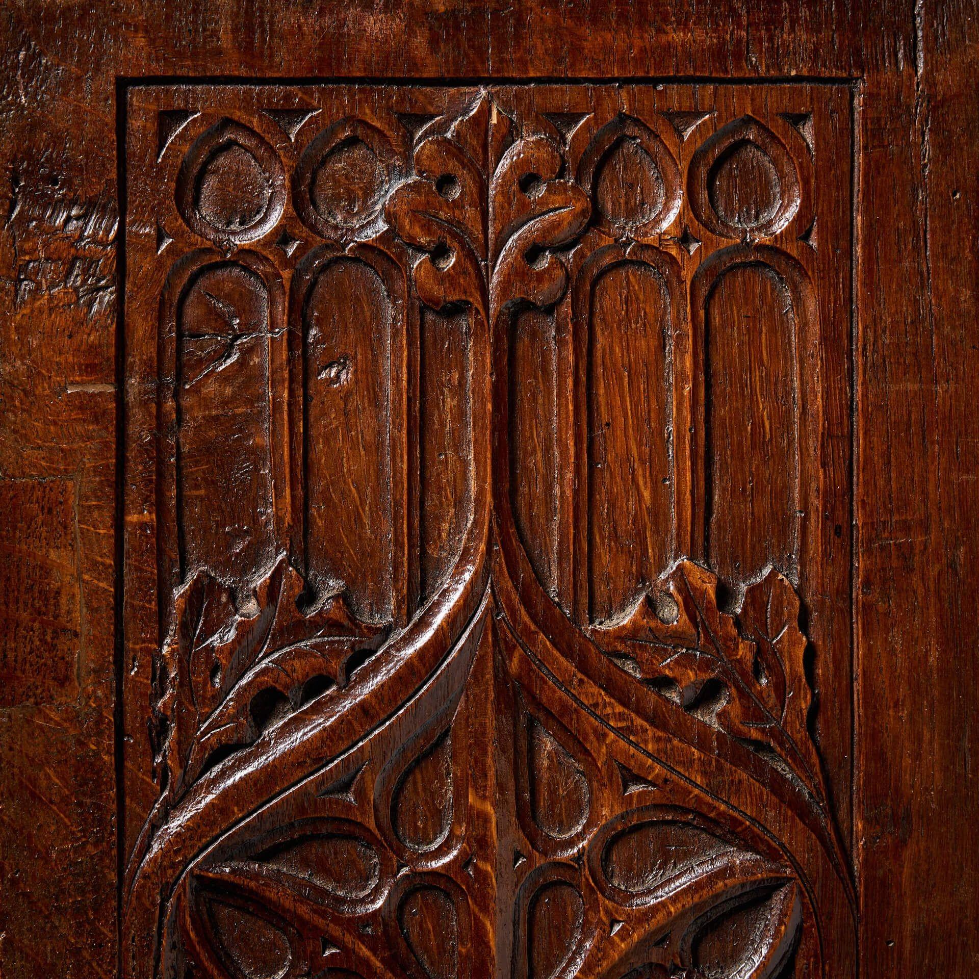 Lange Tafel aus geschnitzter Eiche des 16. Jahrhunderts mit gotischem Maßwerk (Tudor) im Angebot