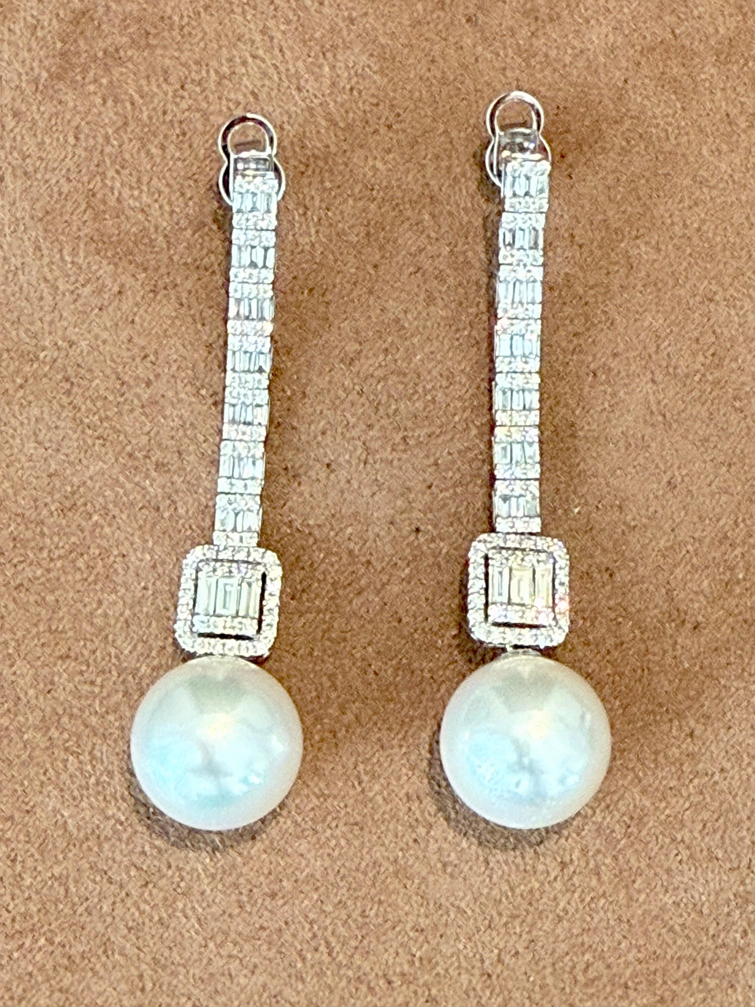 Orecchini glamour, lunghi, eleganti e minimalisti dal design geometrico in oro bianco 18 K. con 2 perle bianche dei Mari del Sud (13,80 mm) e diamanti taglio baguette e billinat per un peso totale di 1,56 carati. Colore H, purezza Si. 
Gli orecchini