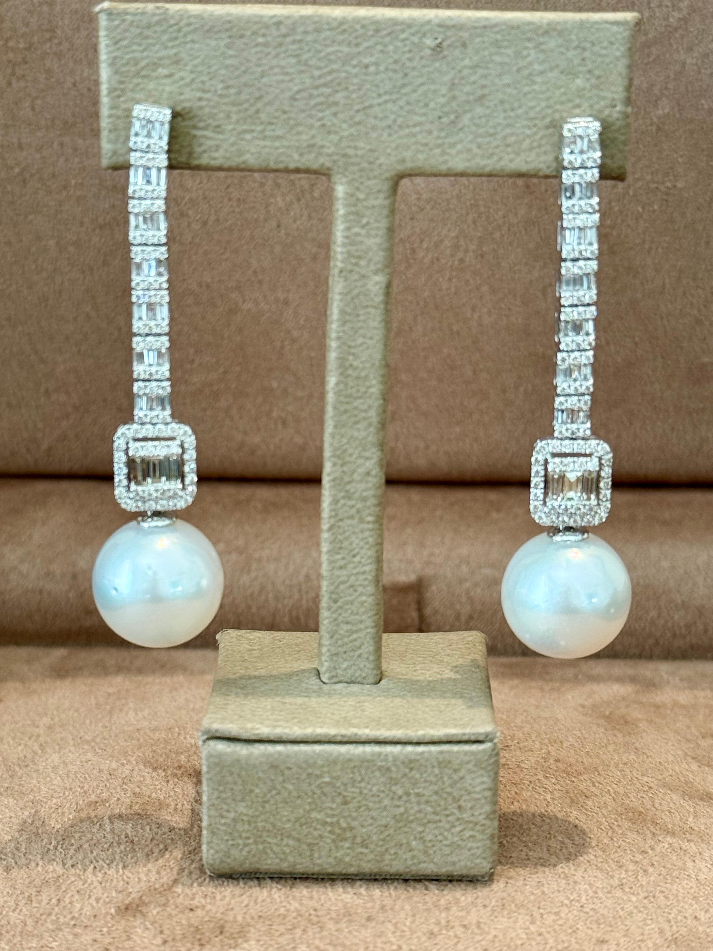 Contemporaneo Orecchini a goccia lunghi in oro bianco 18 K. con diamanti dei mari del Sud in vendita