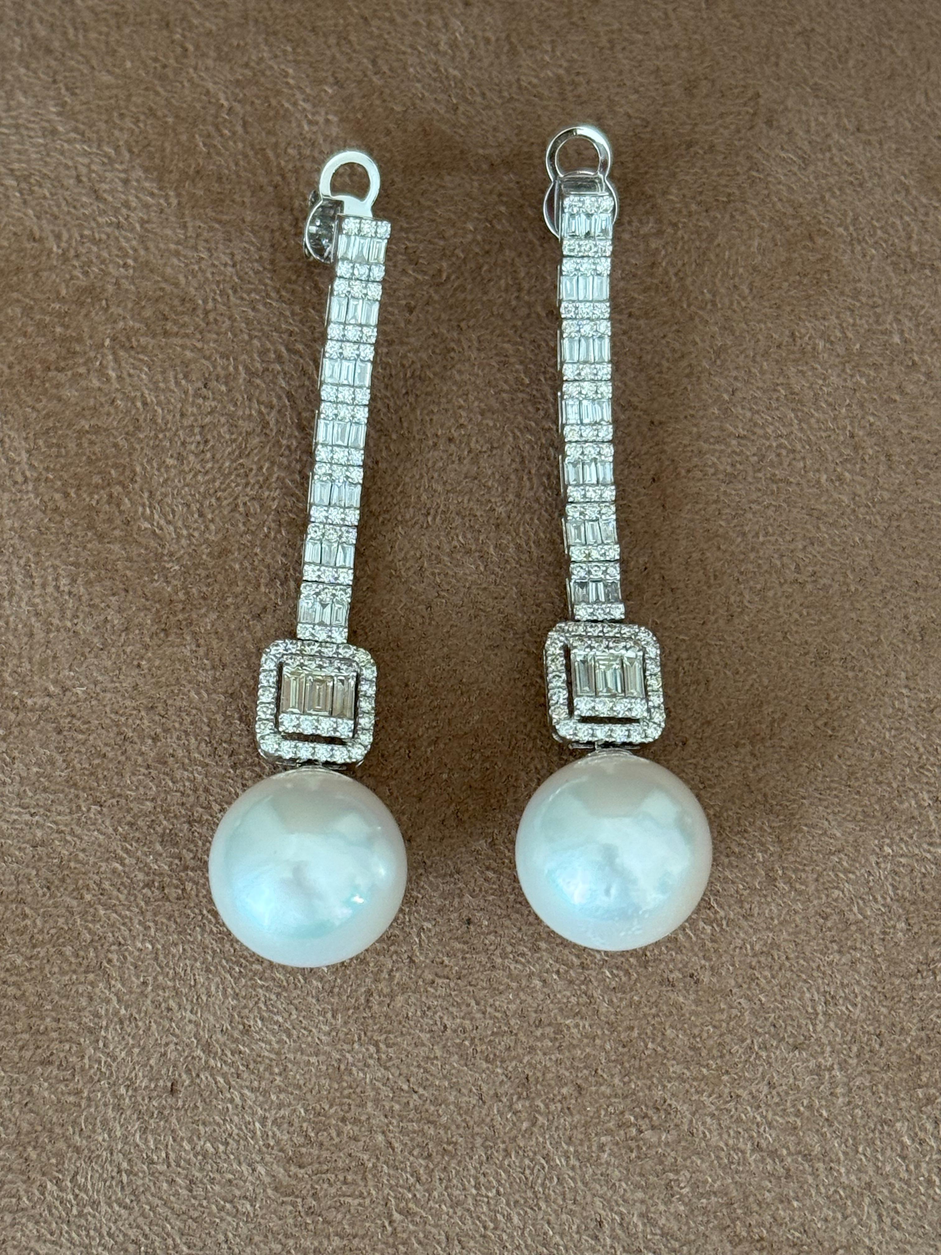 Orecchini a goccia lunghi in oro bianco 18 K. con diamanti dei mari del Sud in vendita 1