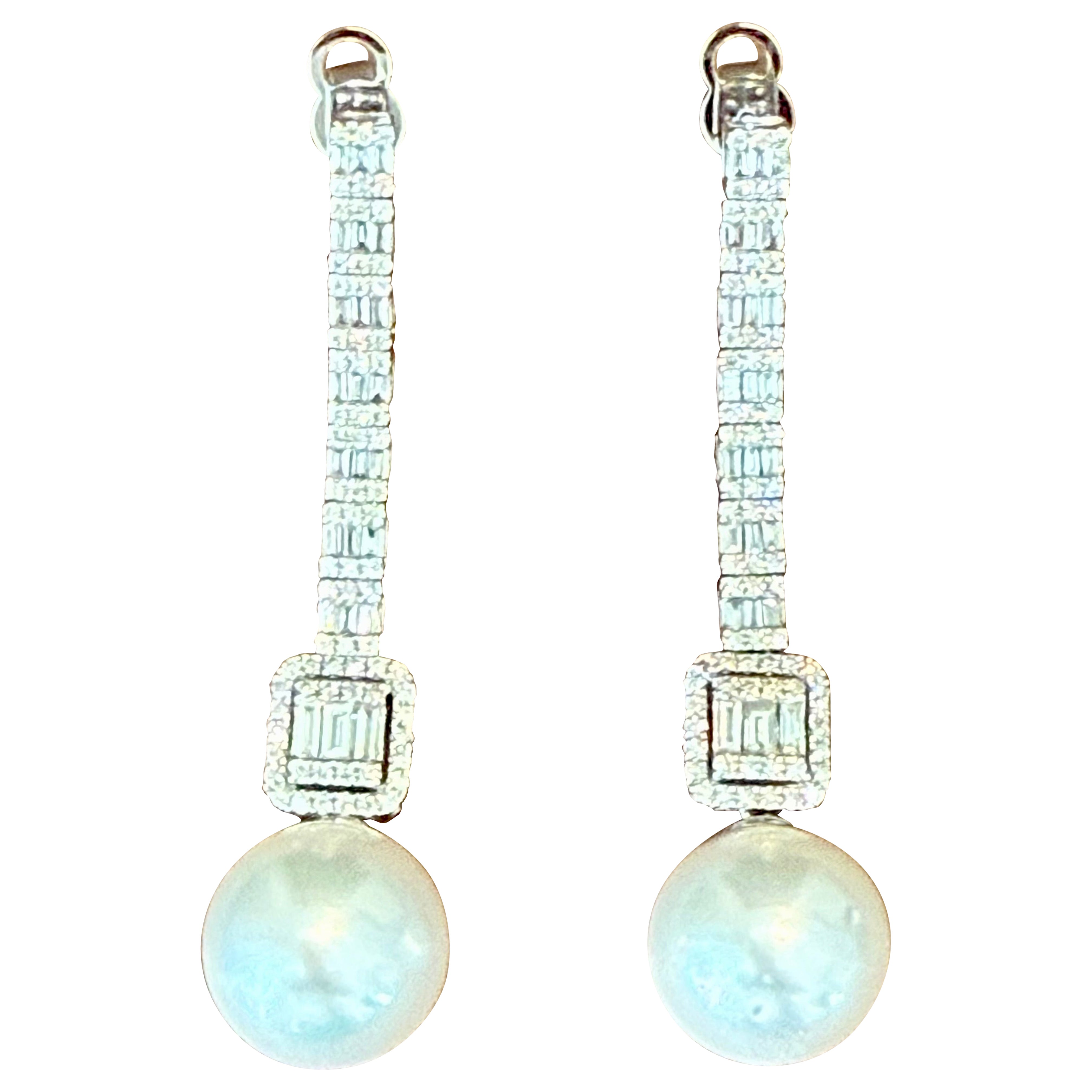 Orecchini a goccia lunghi in oro bianco 18 K. con diamanti dei mari del Sud in vendita