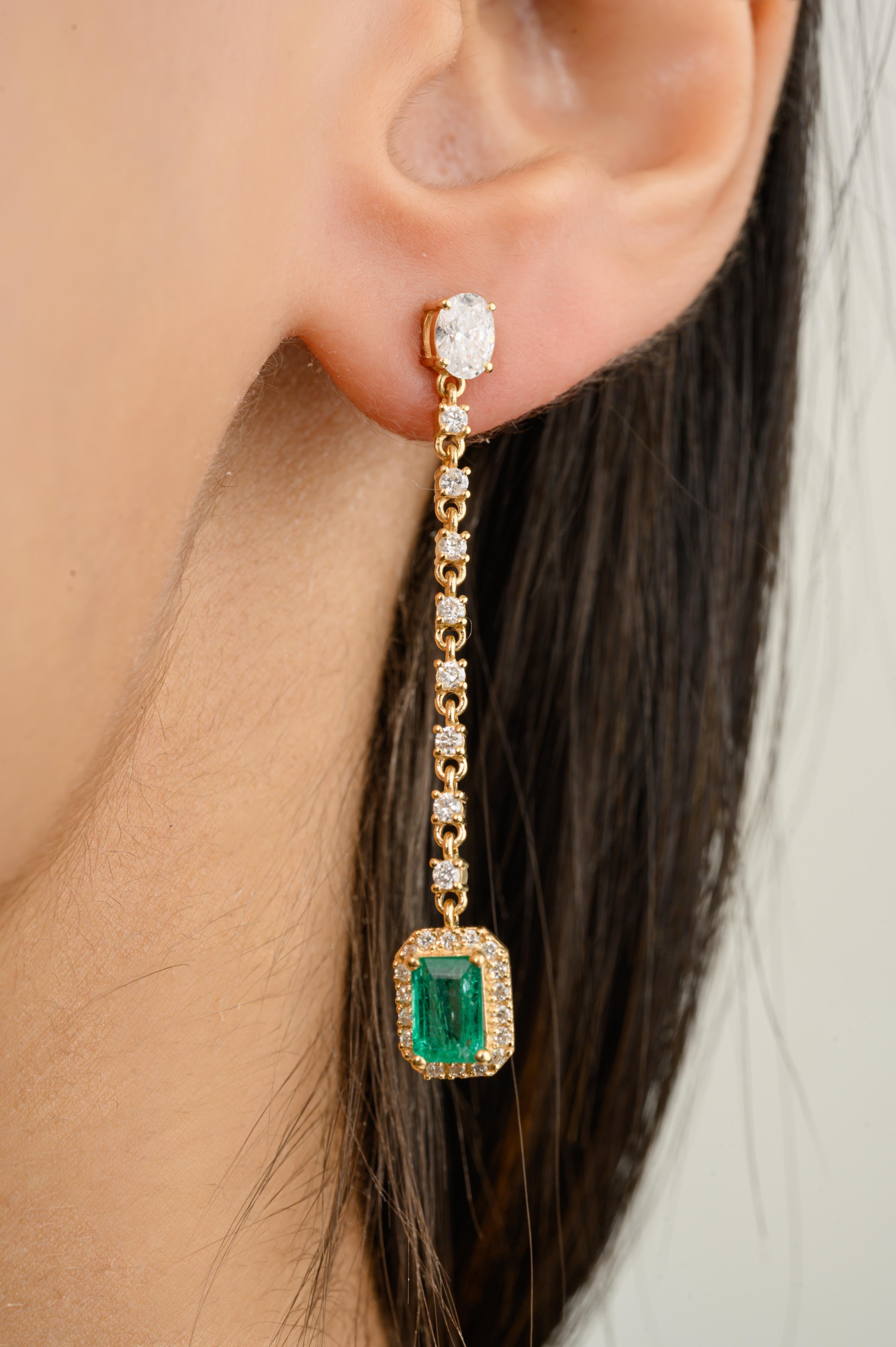 Orecchini pendenti con diamante smeraldo vero per il fidanzamento in oro 18 carati per fare una dichiarazione con il tuo look. Per dare un tocco di classe al tuo look, ti servono degli orecchini pendenti. Questi orecchini creano un look scintillante