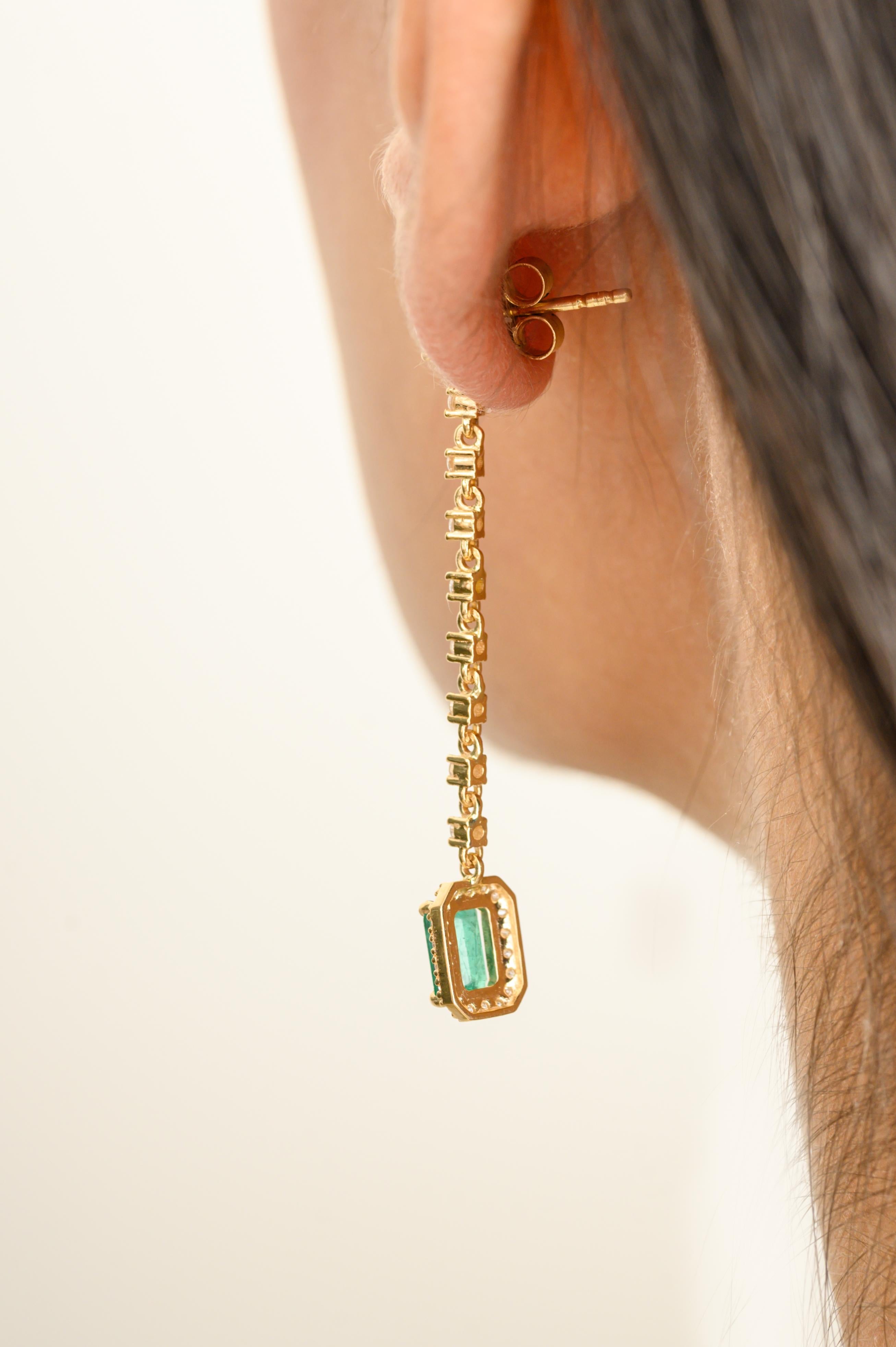 Donna Orecchini pendenti lunghi in oro giallo massiccio 18k con diamante smeraldo reale in vendita