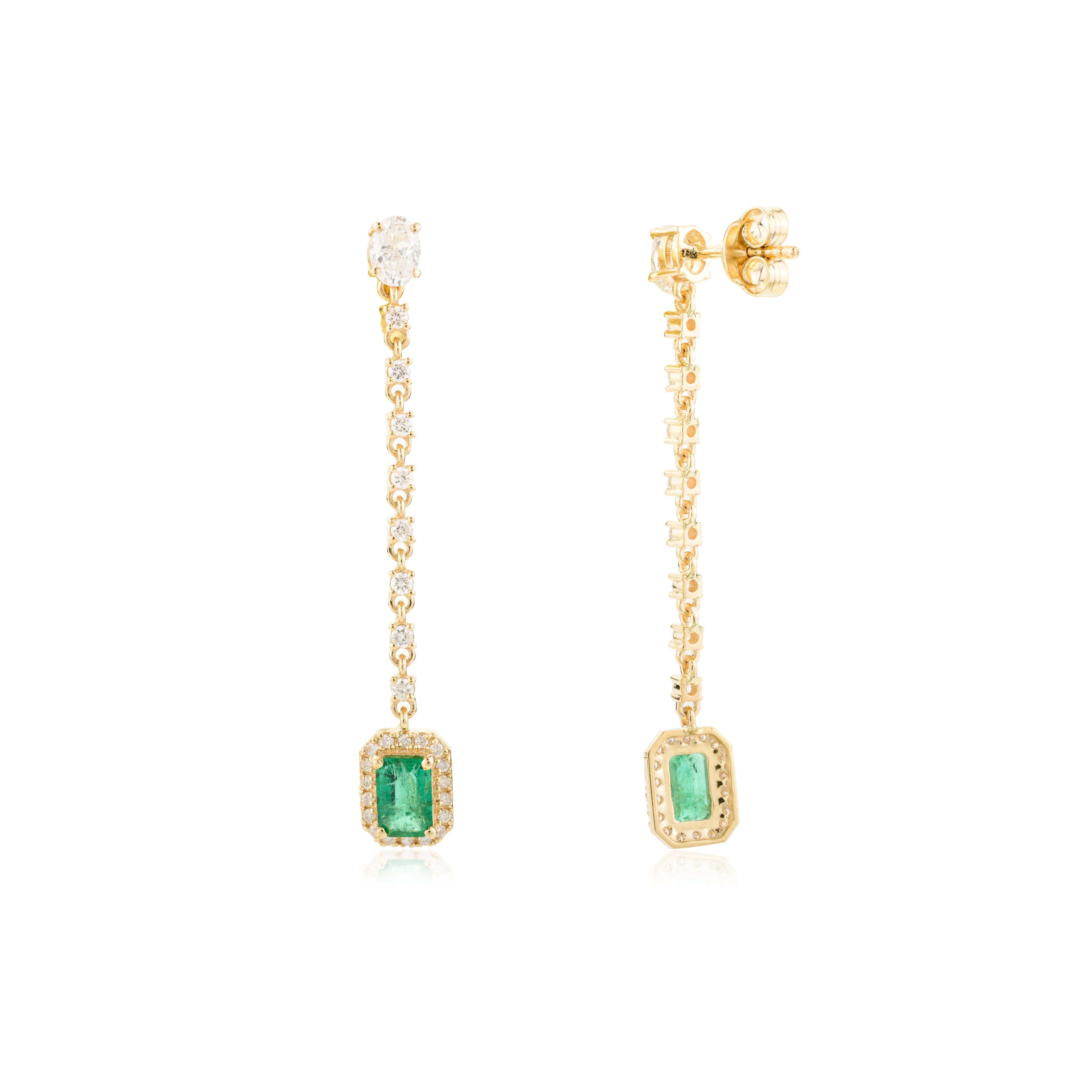 Orecchini pendenti lunghi in oro giallo massiccio 18k con diamante smeraldo reale in vendita 1