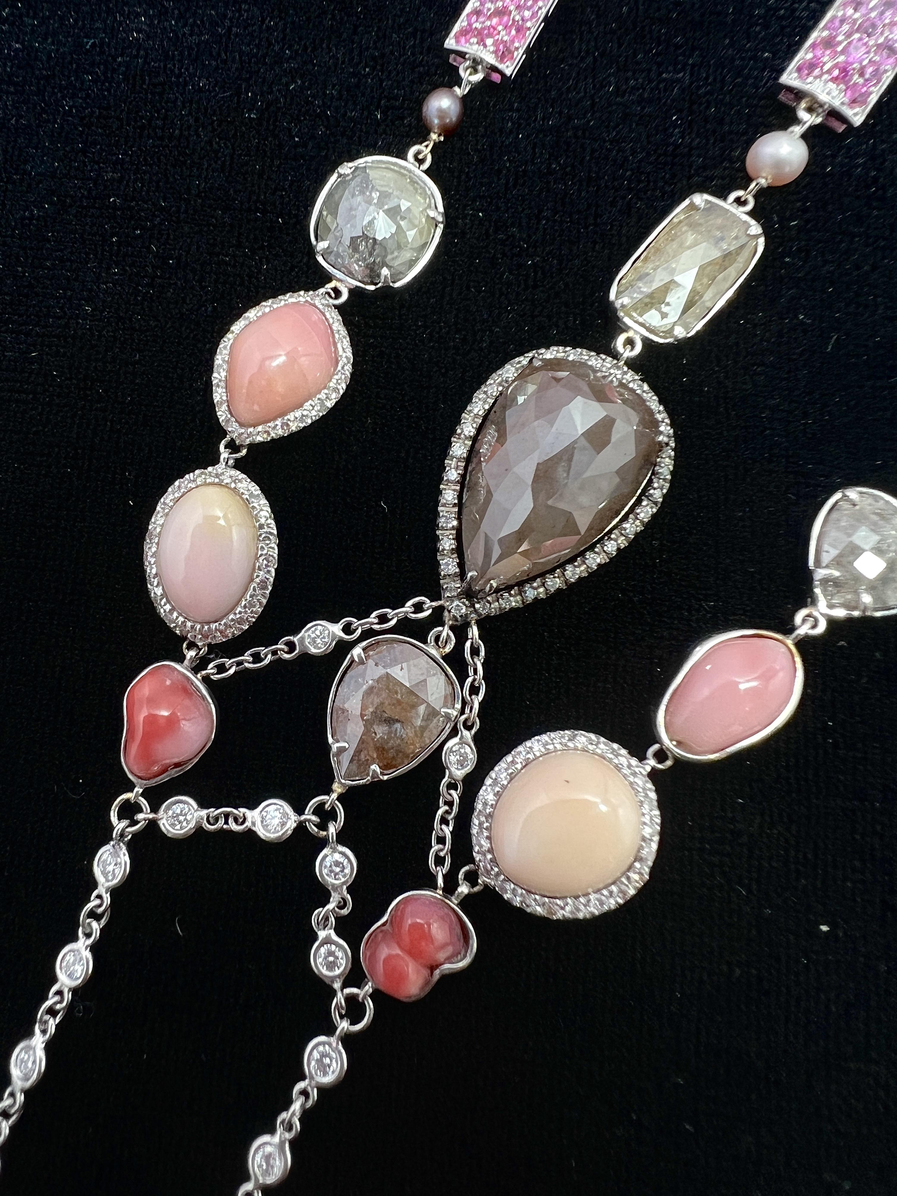 Taglio a goccia Collana lunga in oro bianco 18k, diamanti, perle multicolori e zaffiri rosa in vendita