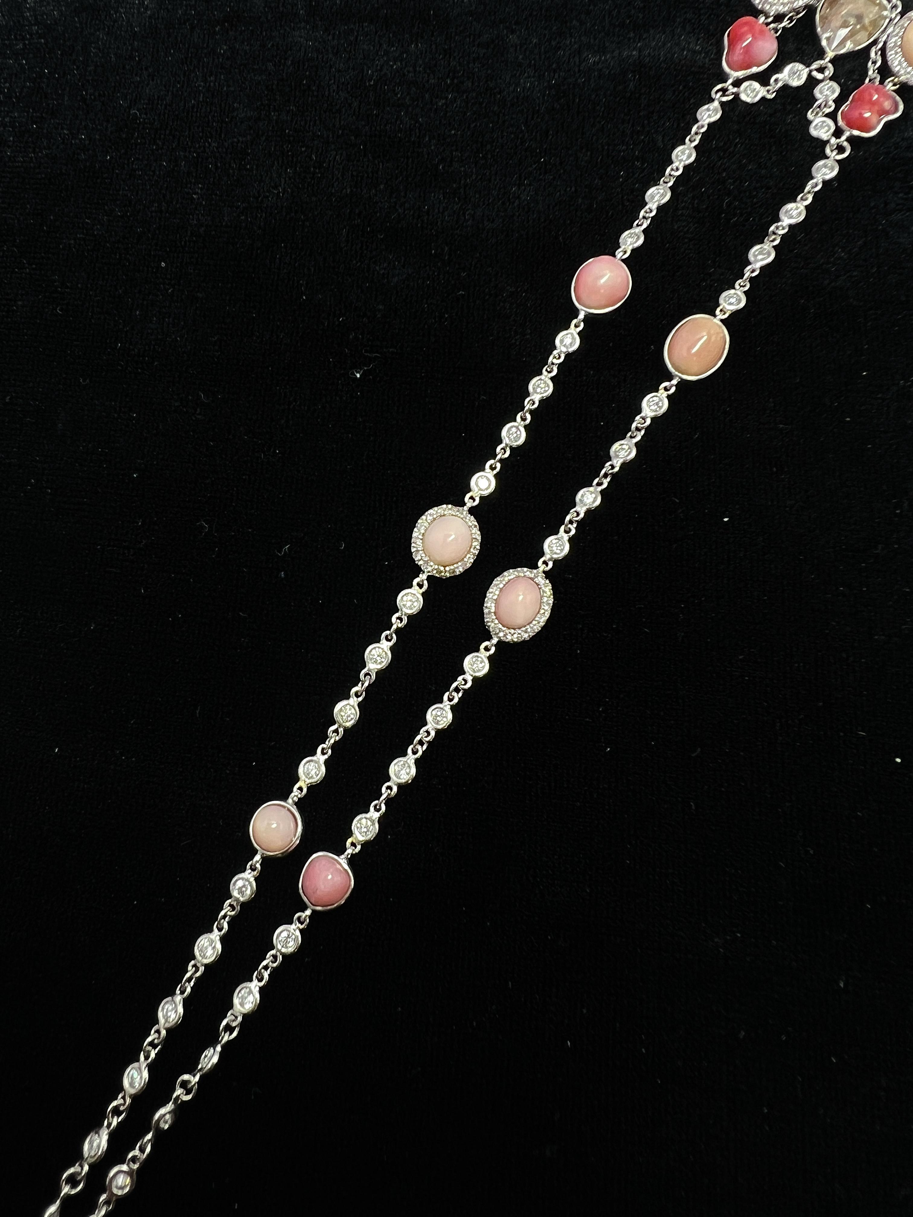 Collana lunga in oro bianco 18k, diamanti, perle multicolori e zaffiri rosa In condizioni ottime in vendita a New York, NY