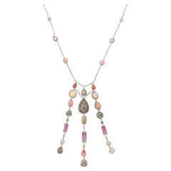Collana lunga in oro bianco 18k, diamanti, perle multicolori e zaffiri rosa