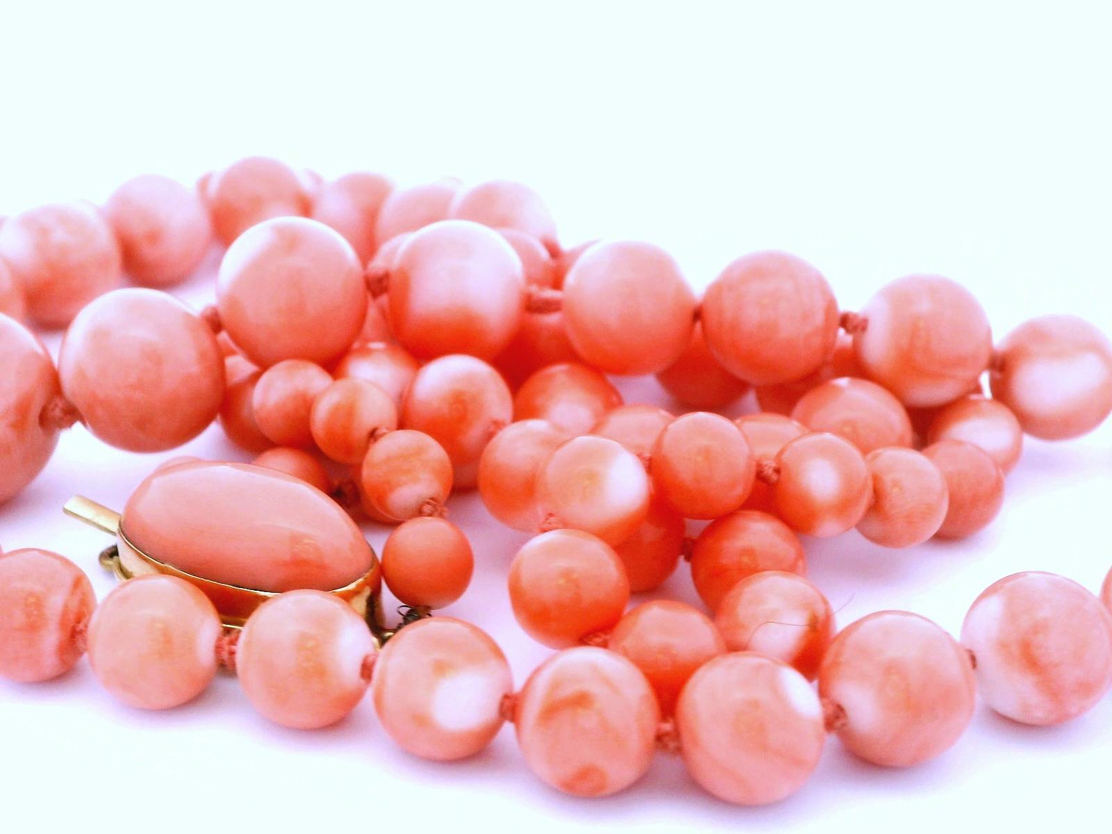 Contemporary Long 18k Yellow Gold Graduating Coral Bead Necklace For Sale