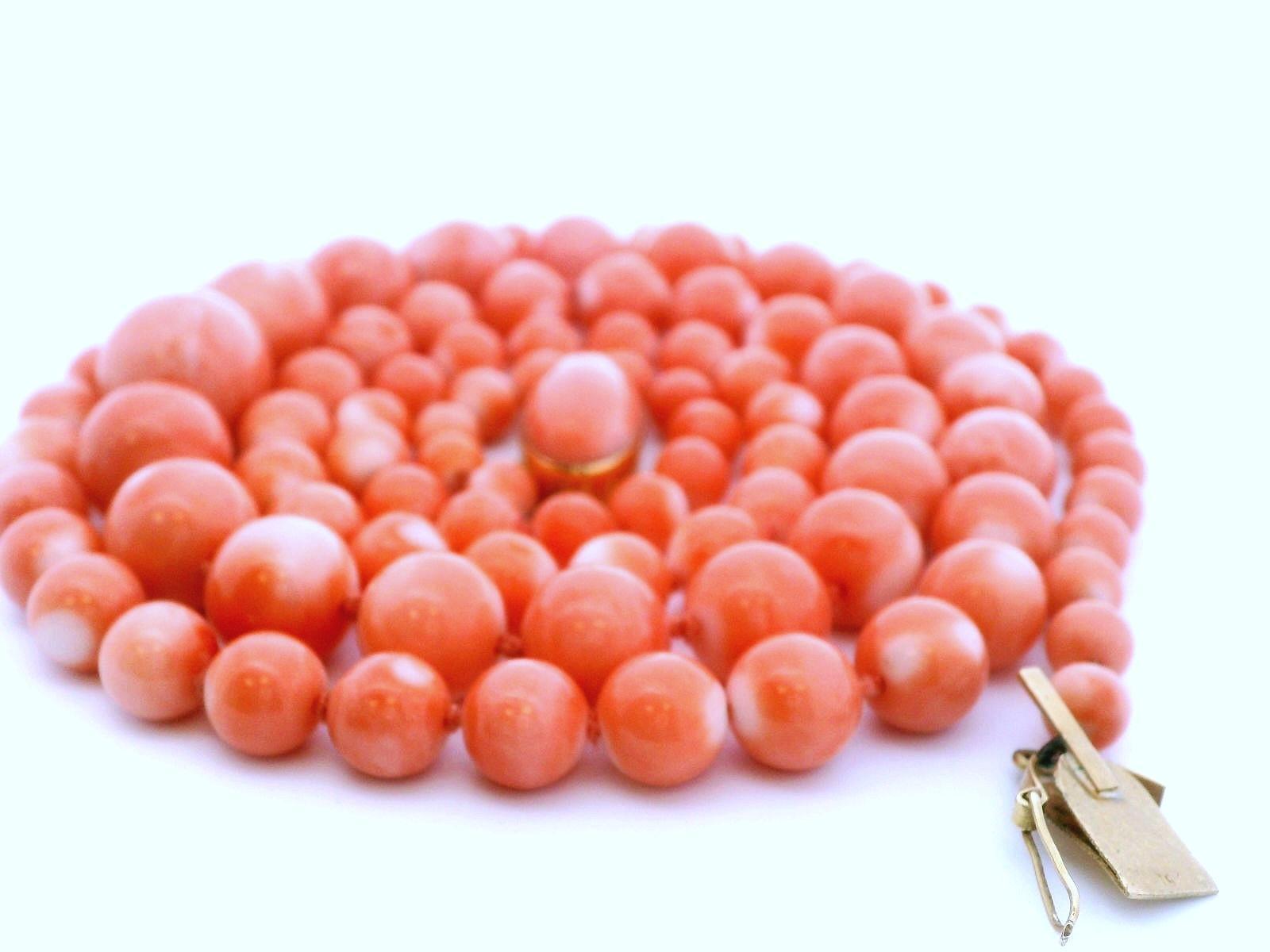 Long 18k Yellow Gold Graduating Coral Bead Necklace For Sale 1