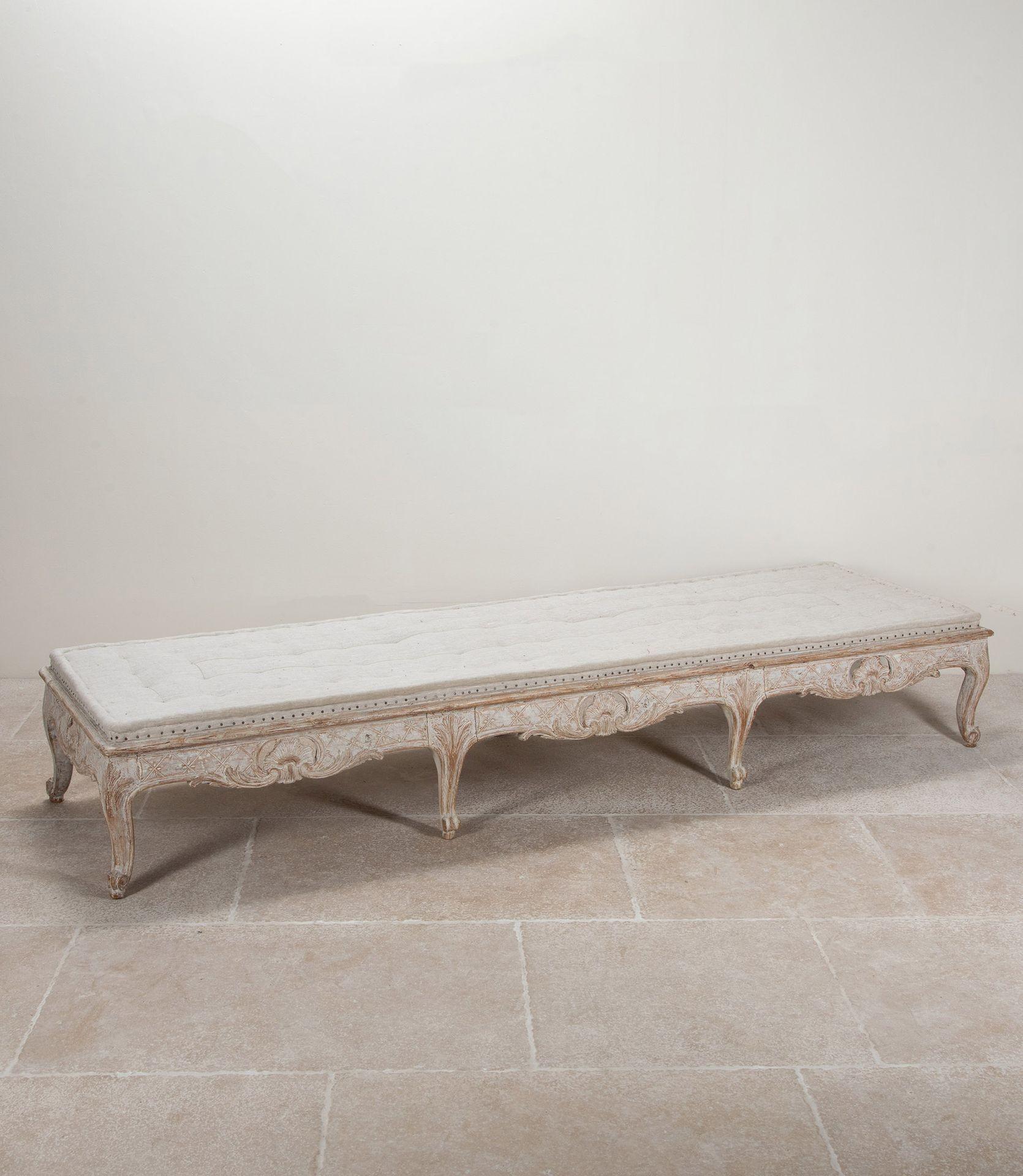Sgabello o panca lunga del 18° secolo in stile rococò svedese.
Con decorazioni a conchiglia intagliate a mano tipiche dell'epoca. Decorata sul davanti e sui lati e rivestita di lino neutro. In stile tradizionale svedese e ridipinto in bianco