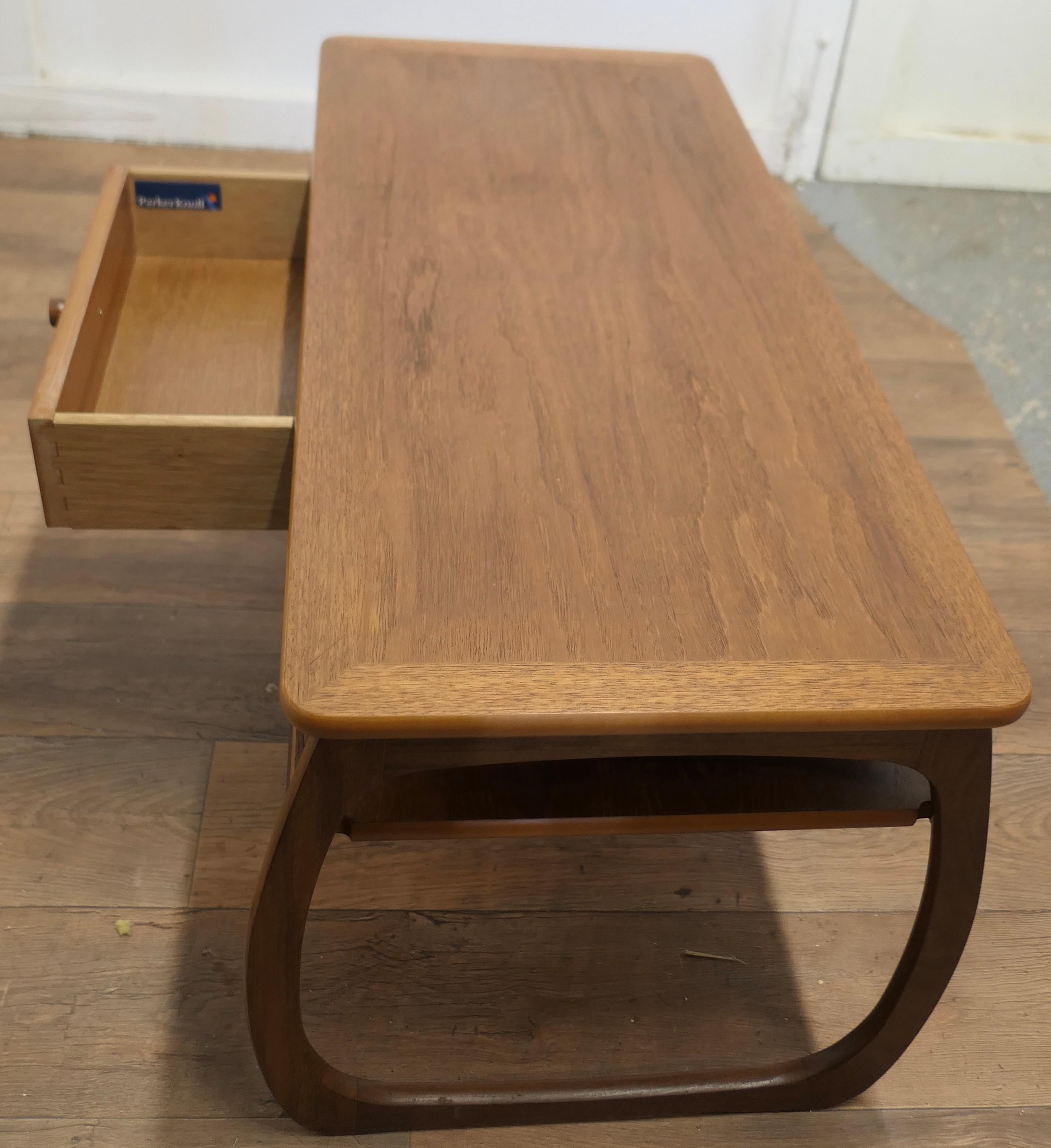 Teck Longue table basse cubique Parker Knoll des années 1950  C'est une bonne table robuste  en vente