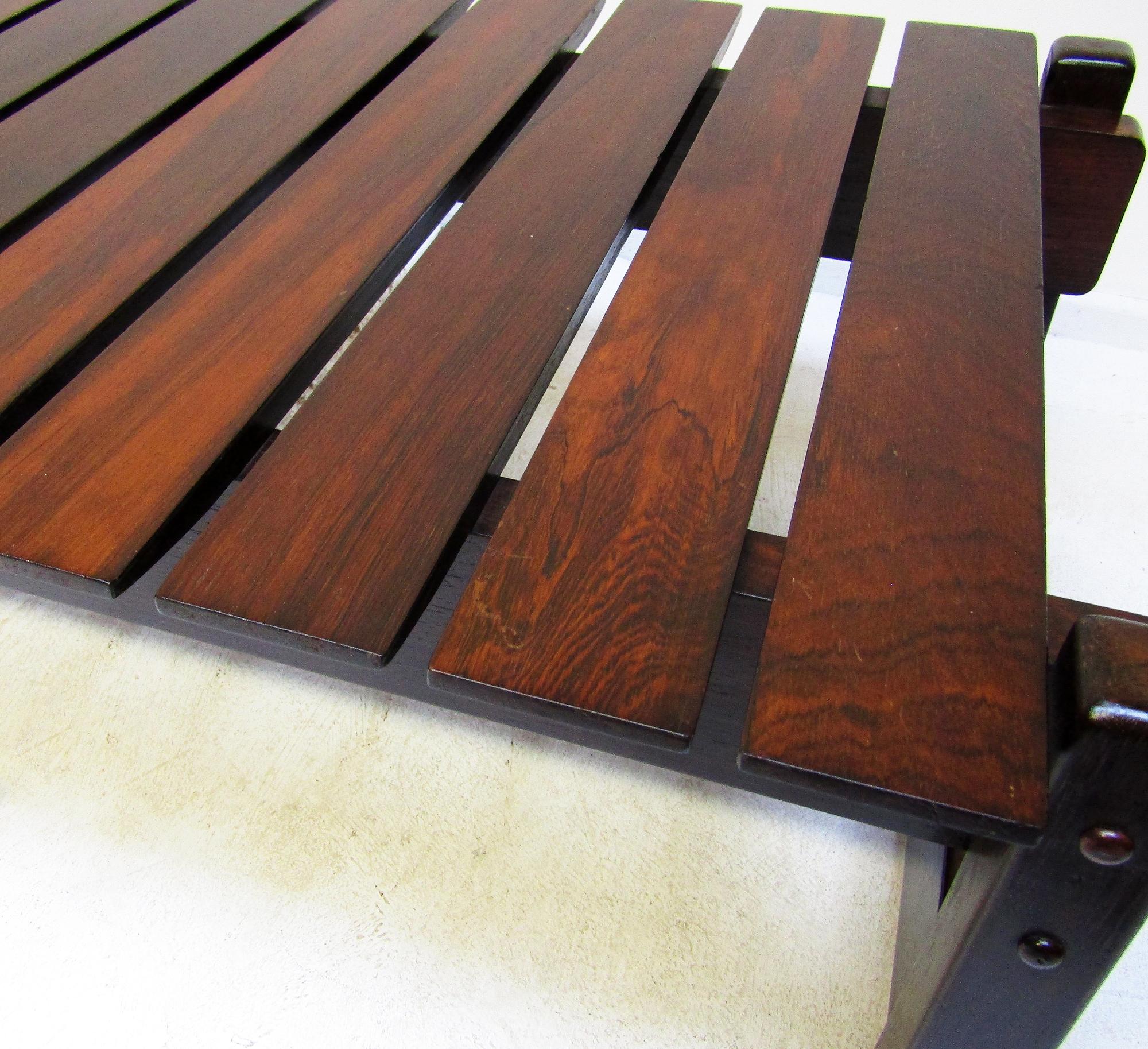 Banc/table basse à lattes brésiliennes des années 1960 en bois de rose de Rio en vente 3