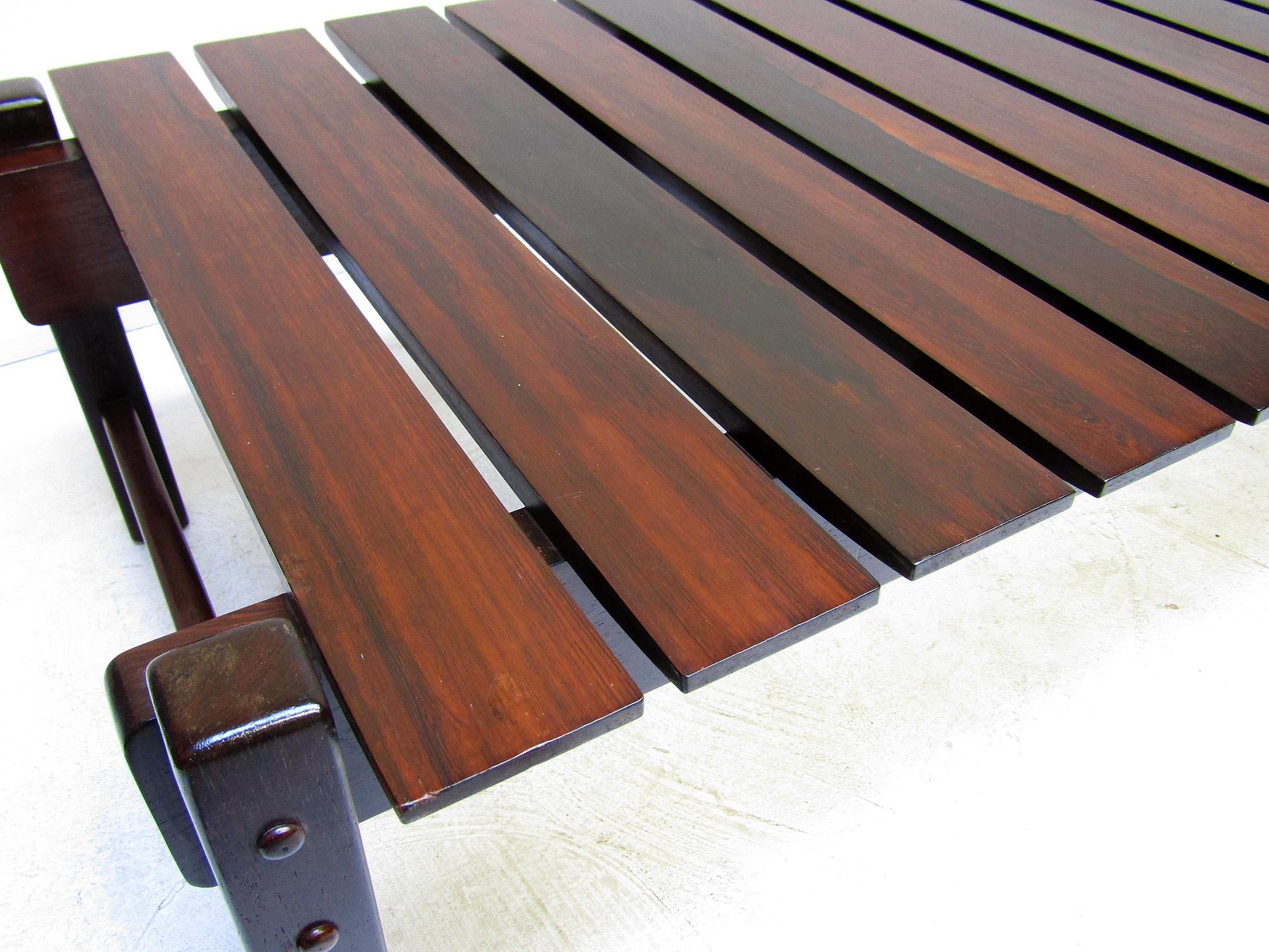 Banc/table basse à lattes brésiliennes des années 1960 en bois de rose de Rio en vente 4