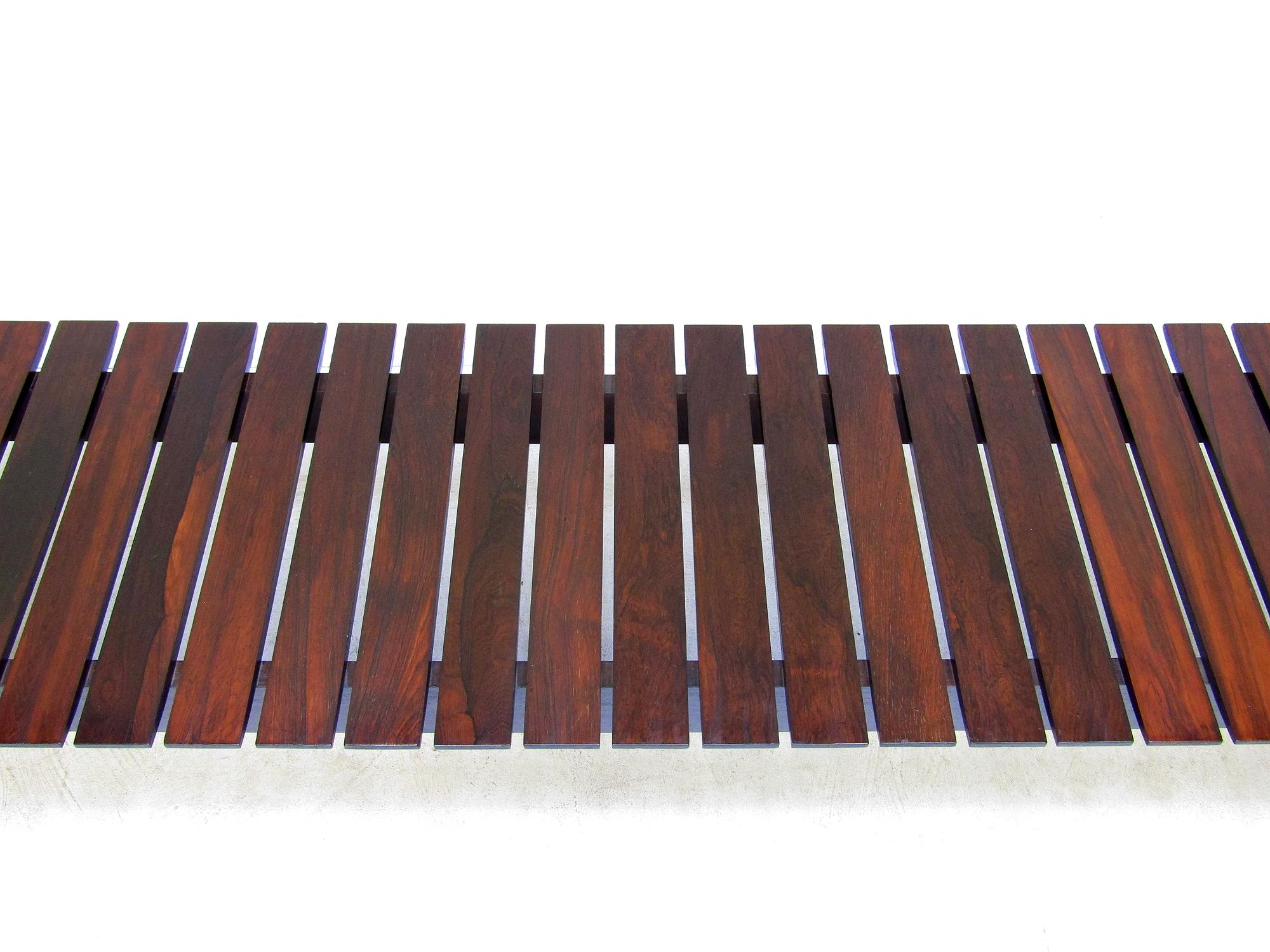 Banc/table basse à lattes brésiliennes des années 1960 en bois de rose de Rio en vente 5