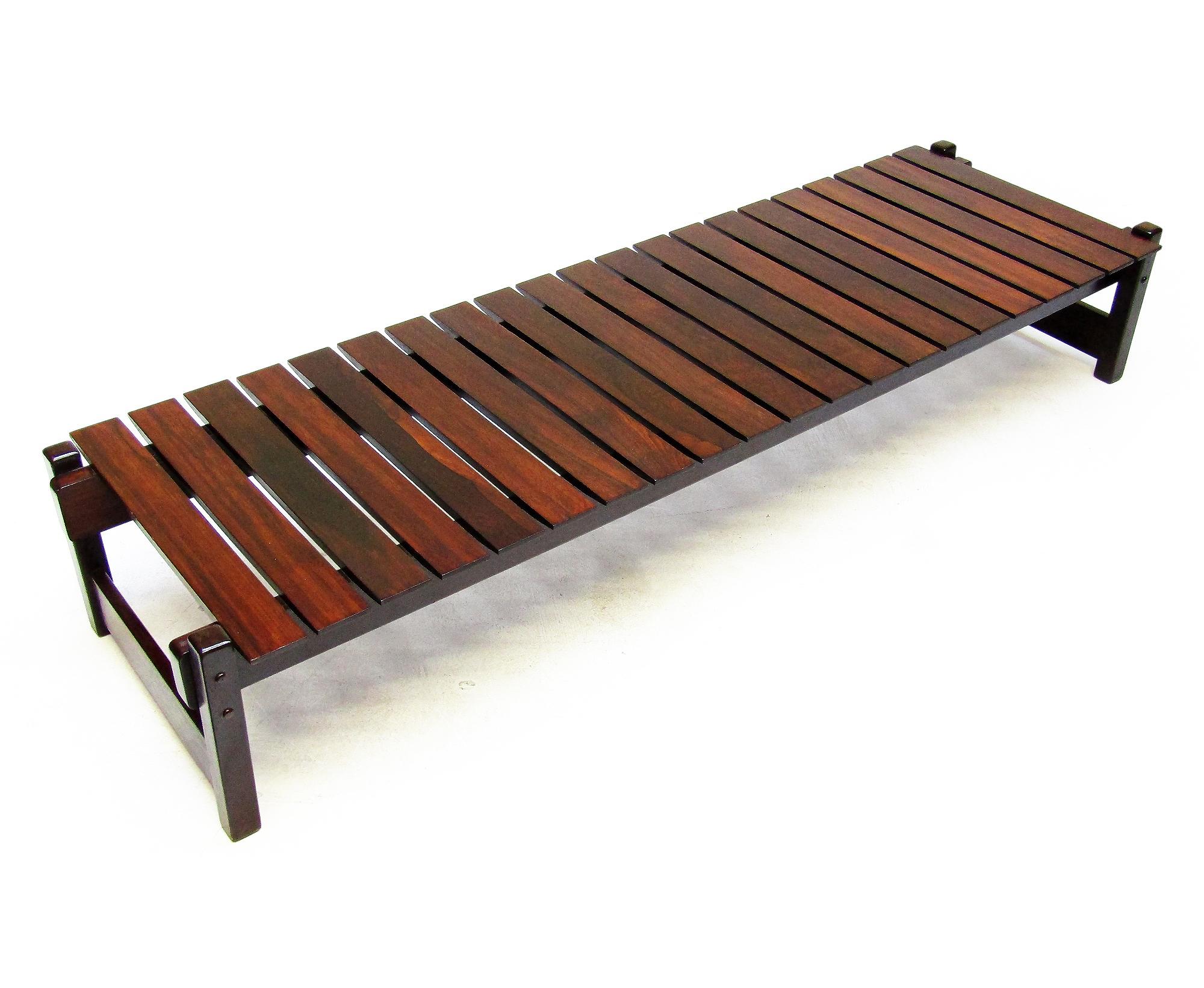 Banc/table basse à lattes brésiliennes des années 1960 en bois de rose de Rio en vente 7