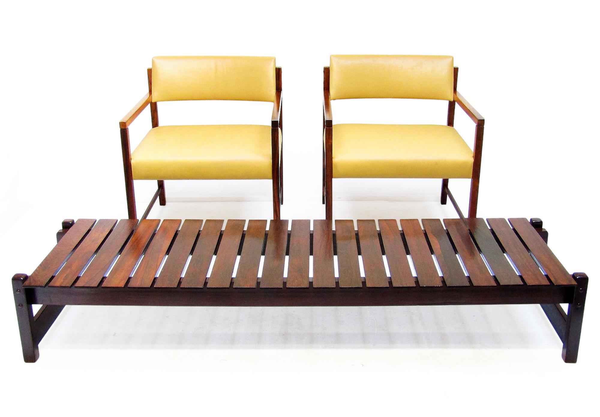 Mid-Century Modern Banc/table basse à lattes brésiliennes des années 1960 en bois de rose de Rio en vente