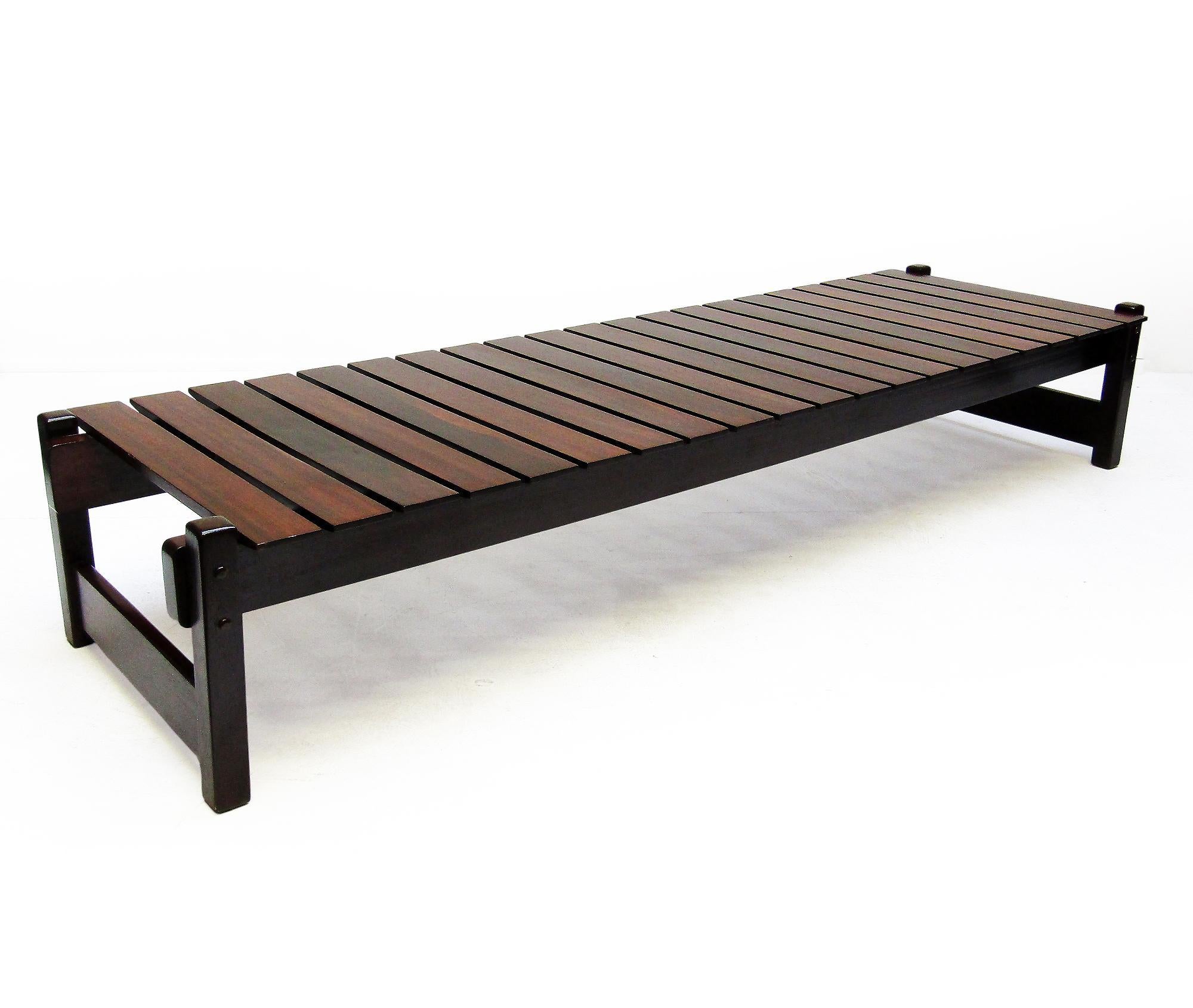 Brésilien Banc/table basse à lattes brésiliennes des années 1960 en bois de rose de Rio en vente