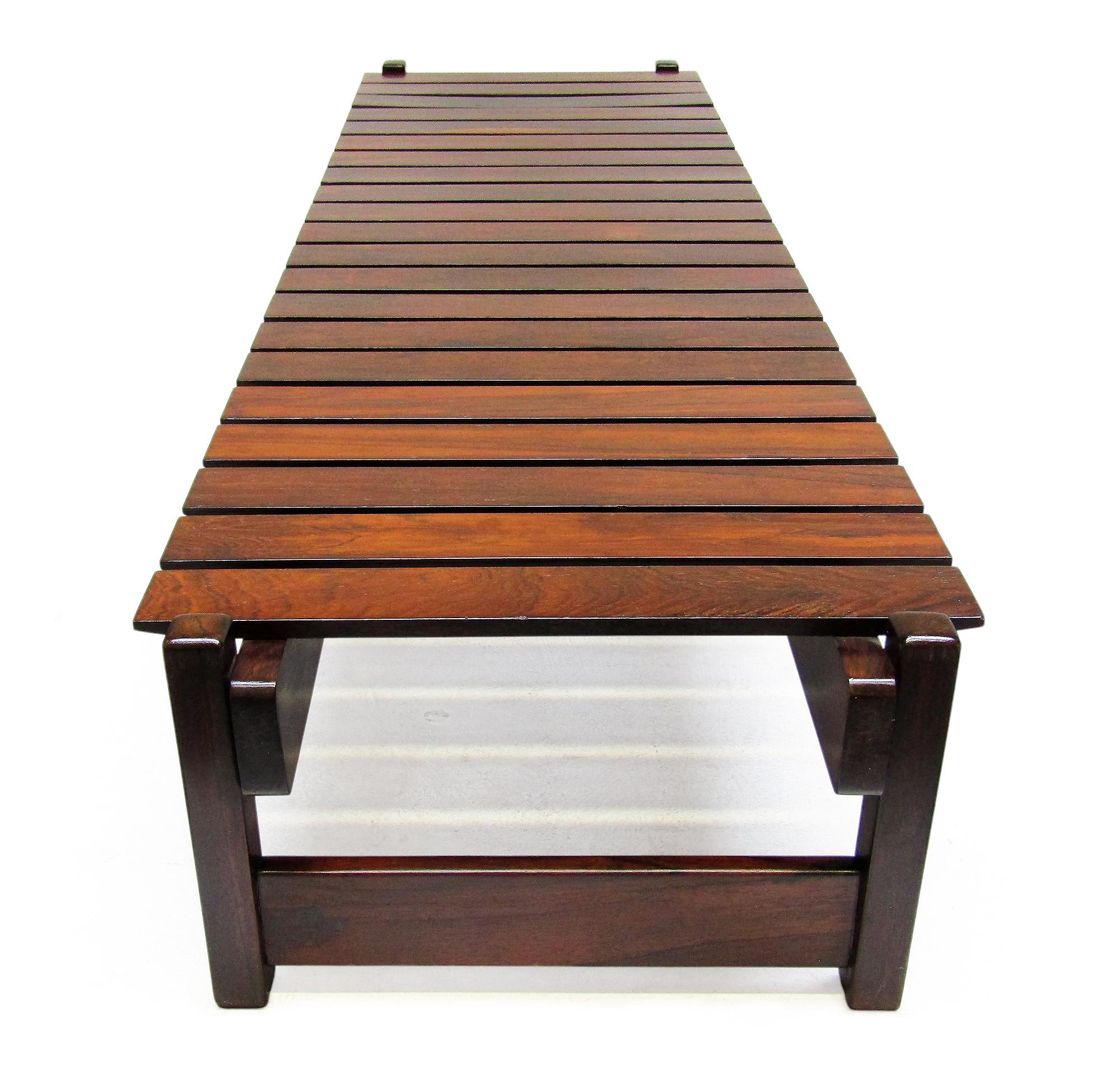 20ième siècle Banc/table basse à lattes brésiliennes des années 1960 en bois de rose de Rio en vente