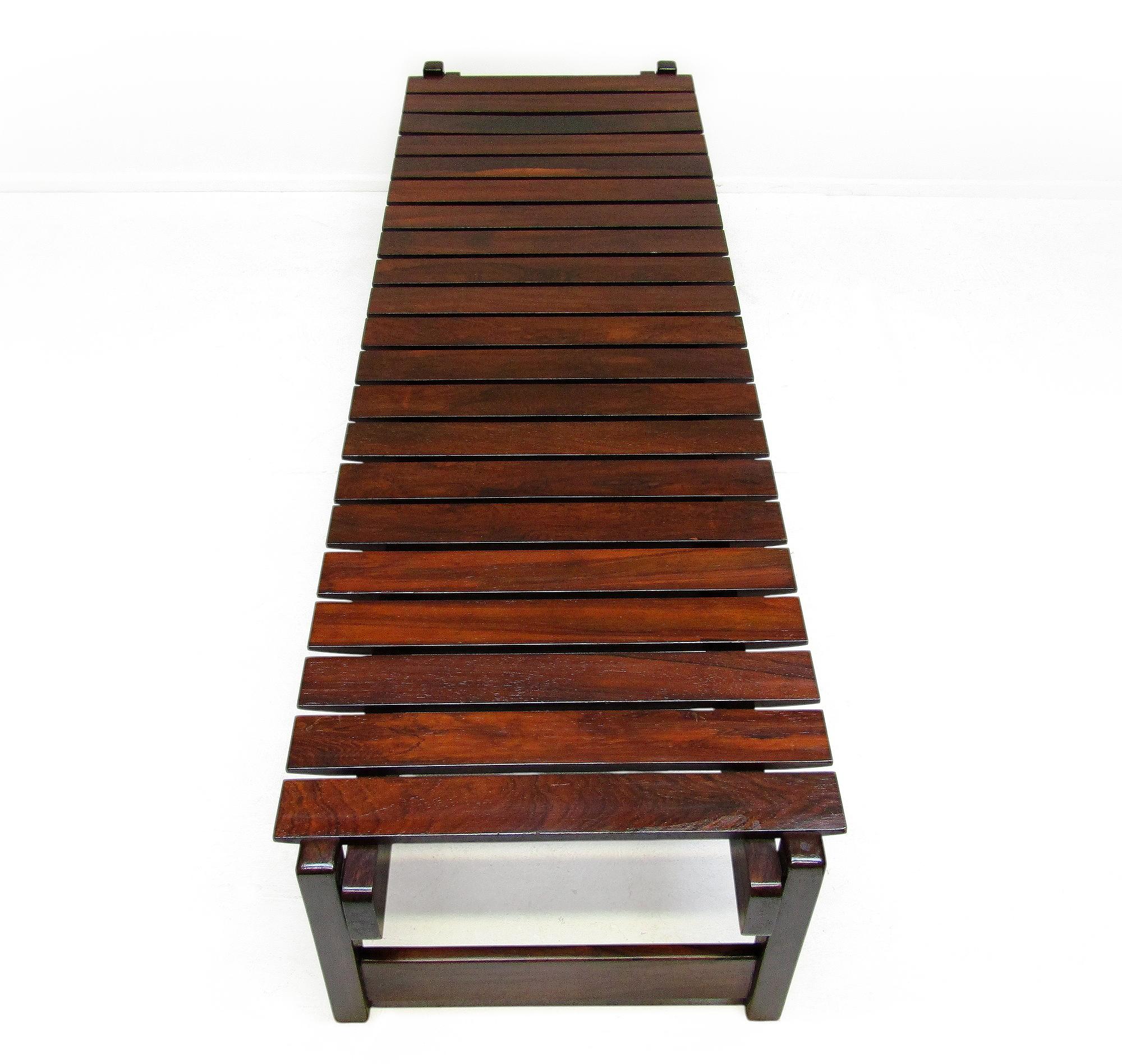 Bois de feuillus Banc/table basse à lattes brésiliennes des années 1960 en bois de rose de Rio en vente