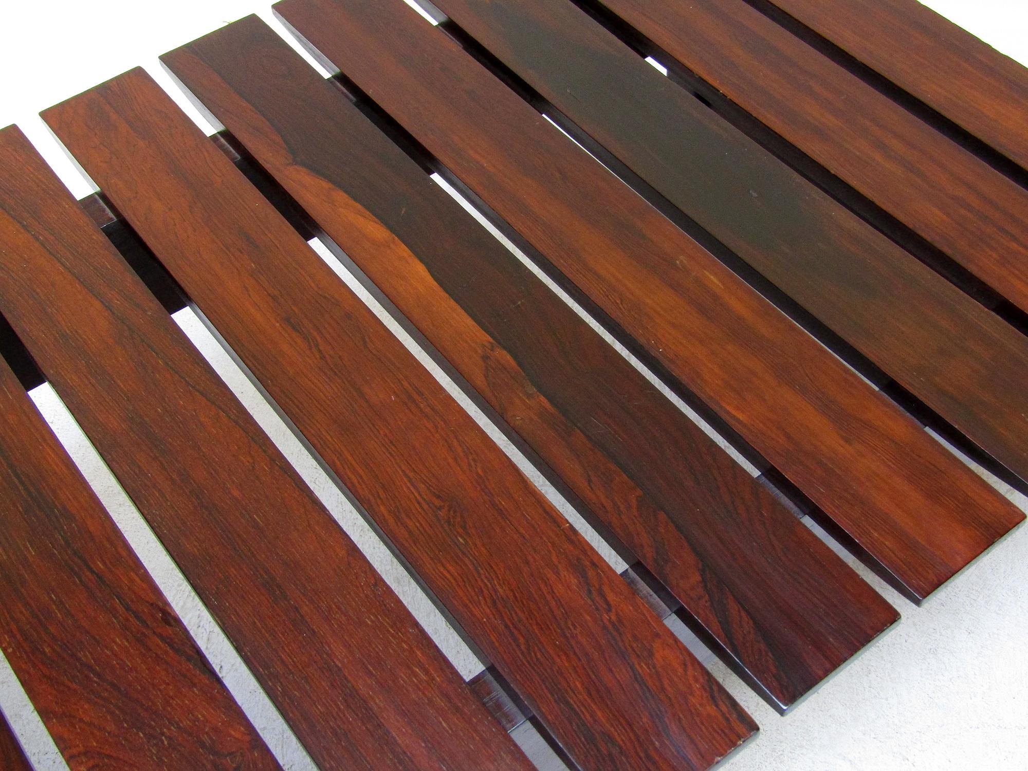 Banc/table basse à lattes brésiliennes des années 1960 en bois de rose de Rio en vente 1