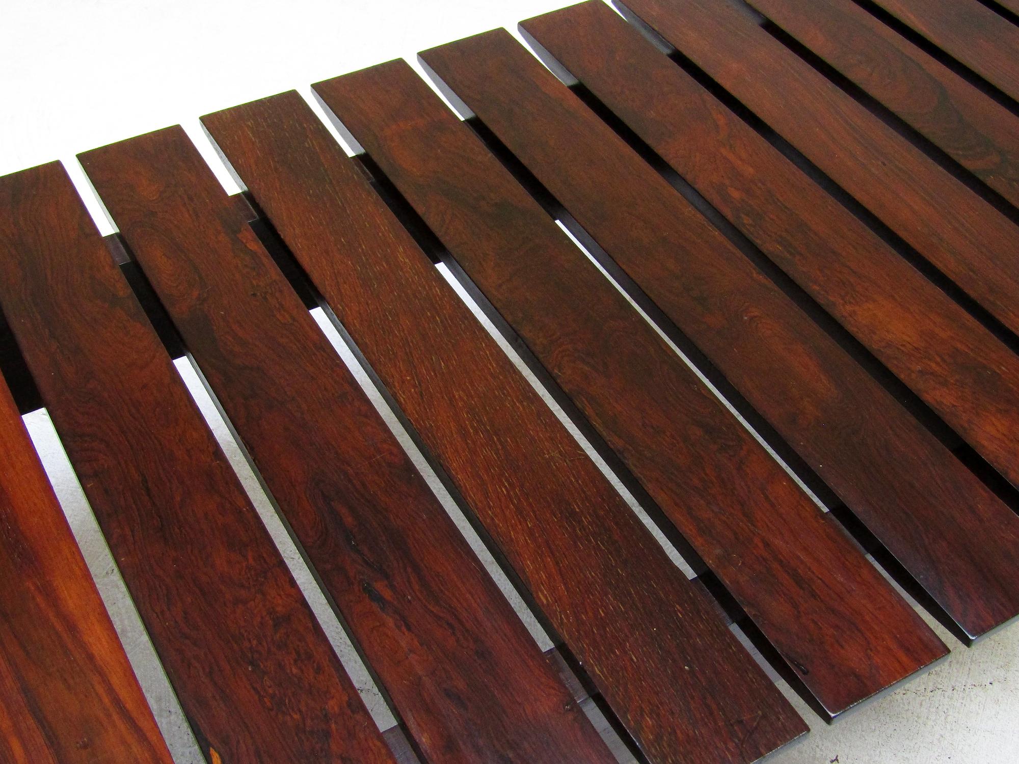 Banc/table basse à lattes brésiliennes des années 1960 en bois de rose de Rio en vente 2