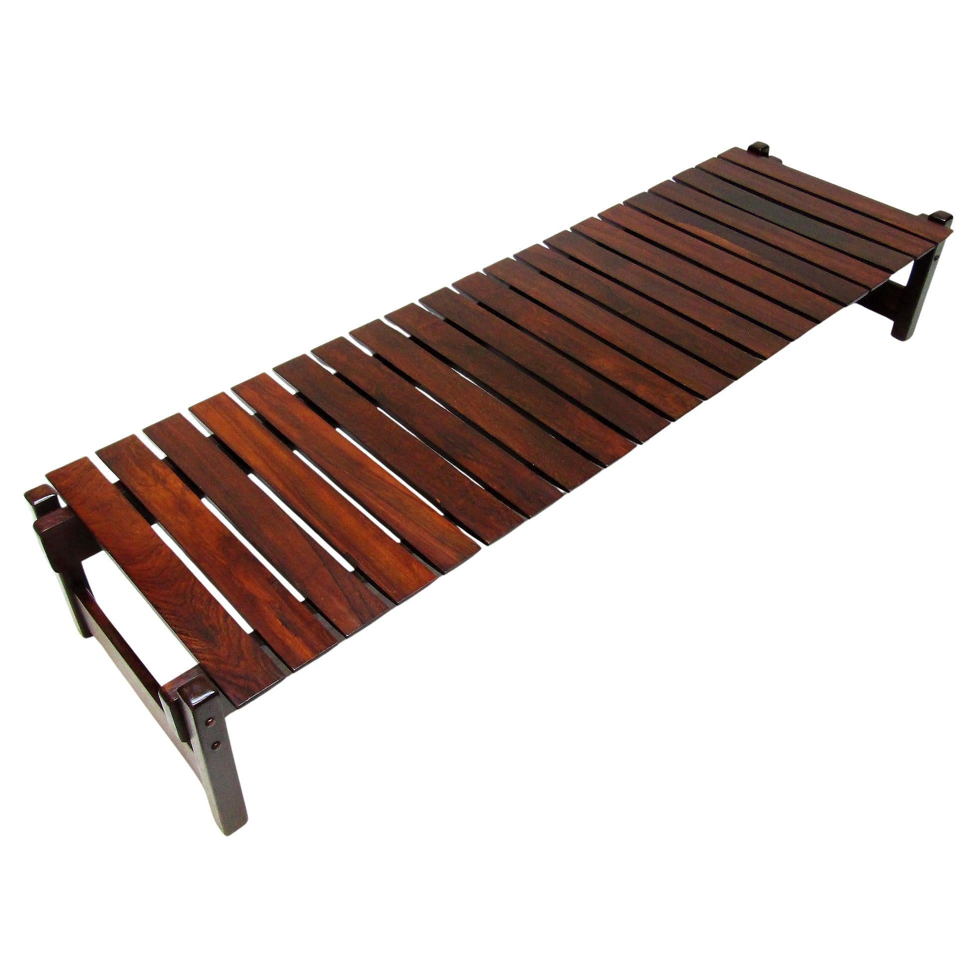 Banc/table basse à lattes brésiliennes des années 1960 en bois de rose de Rio en vente