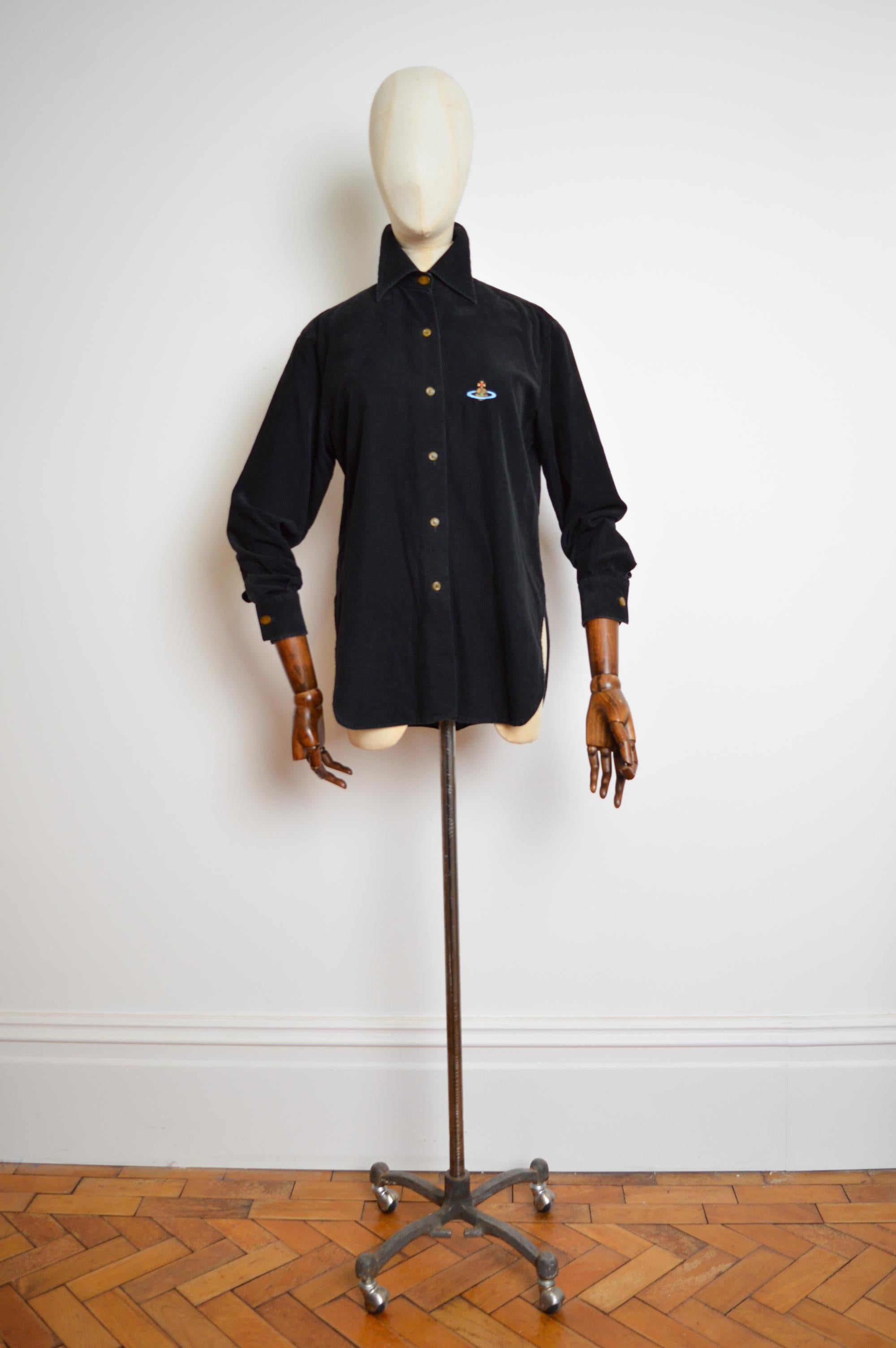 Chemise Vivienne Westwood Chic et élégante, Circa 1993, en velours côtelé de coton noir, manches longues, silhouette ample et col montant !

Les mesures sont indiquées en pouces ;
De la fosse à la fosse ; 21