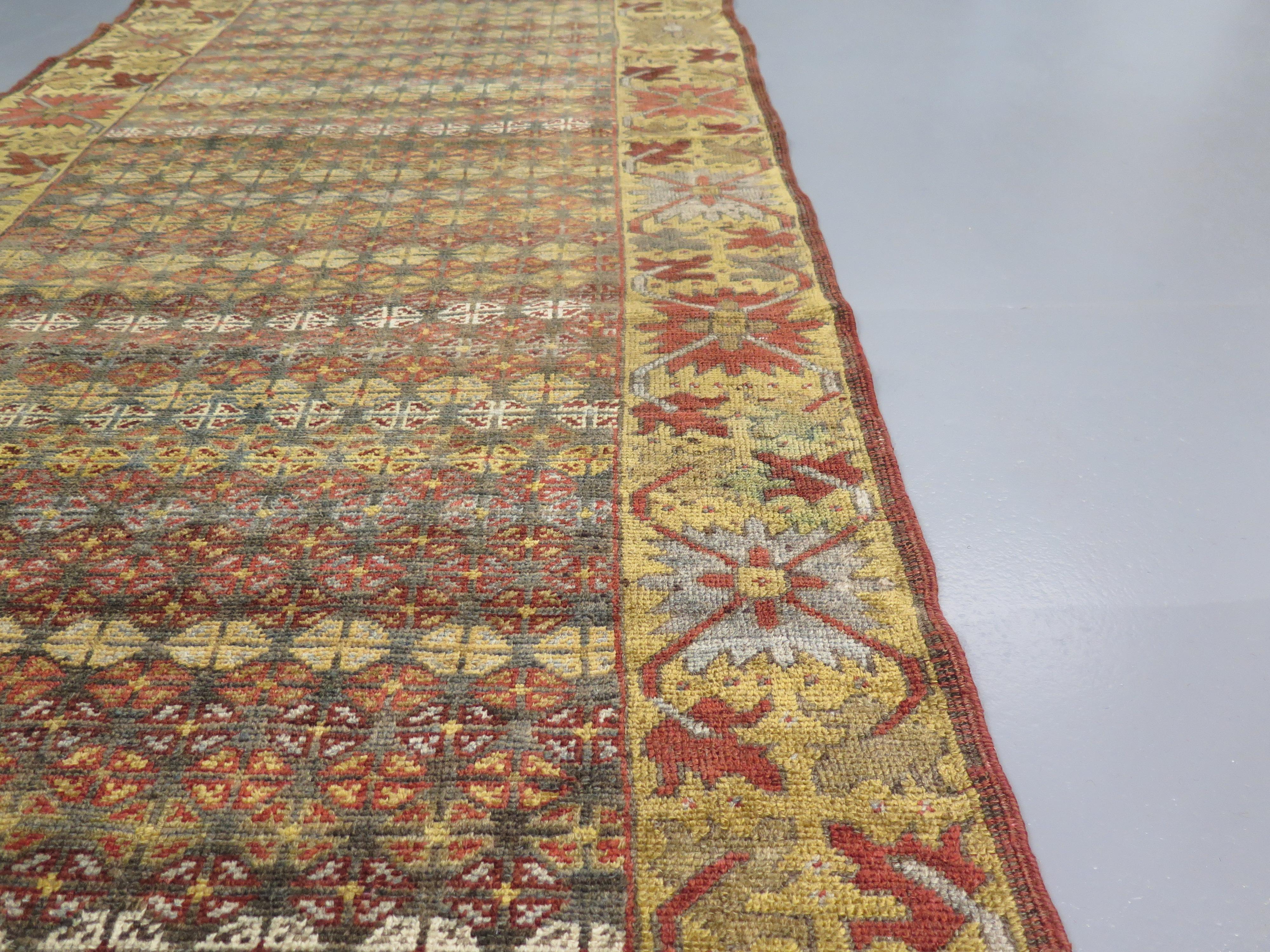 Aserbaidschan hat eine reiche Geschichte der Teppichweberei, die mehrere Jahrhunderte zurückreicht. Das Land steht am Kreuzungspunkt verschiedener Kulturen, und seine Teppiche spiegeln dies in ihrer Kreativität und Vielfalt wider. Diese Stücke sind