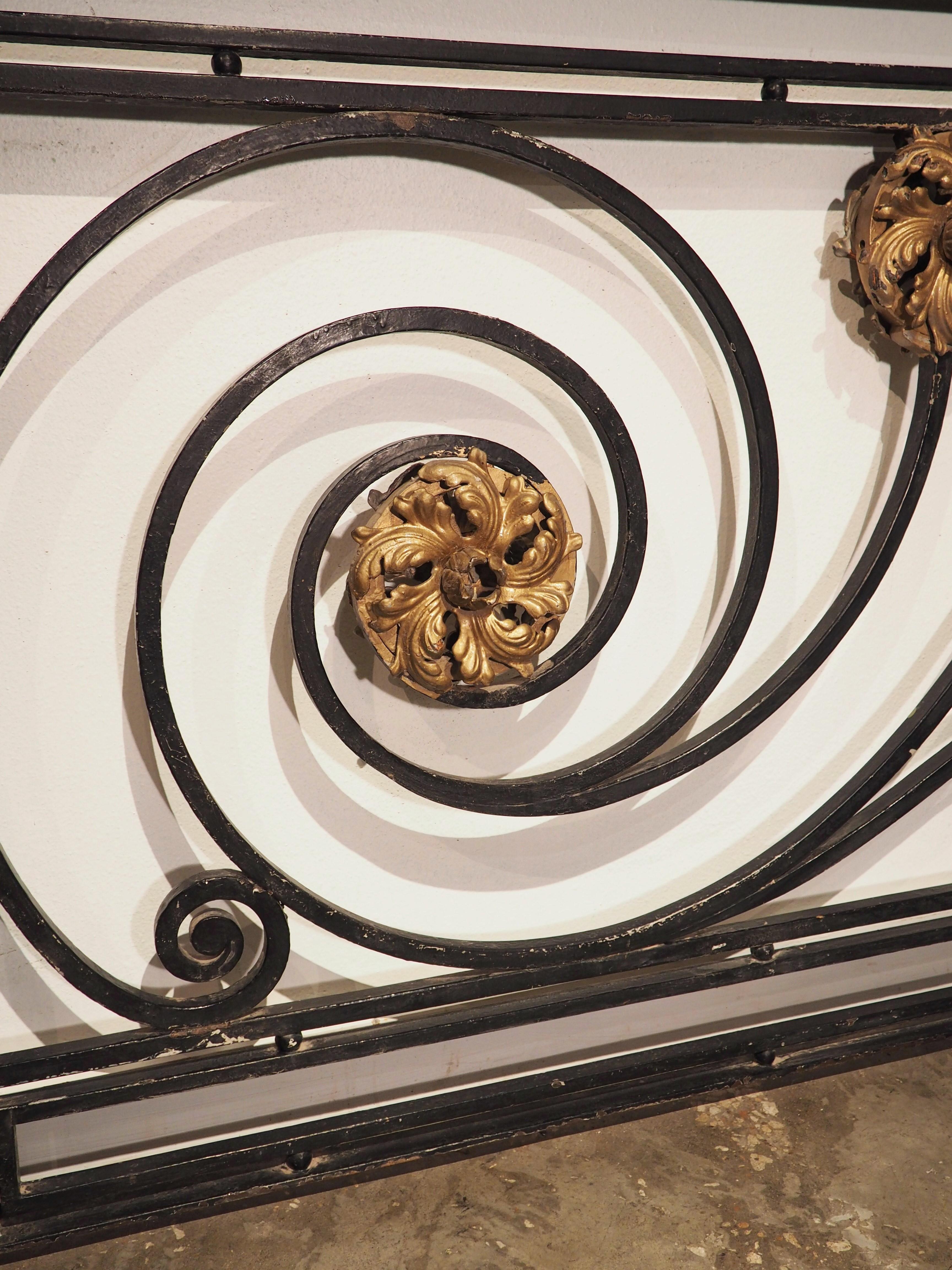 Langer Pariser Balkongitter aus Schmiedeeisen des 19. Jahrhunderts mit vergoldeter Bronze als Highlight im Angebot 7
