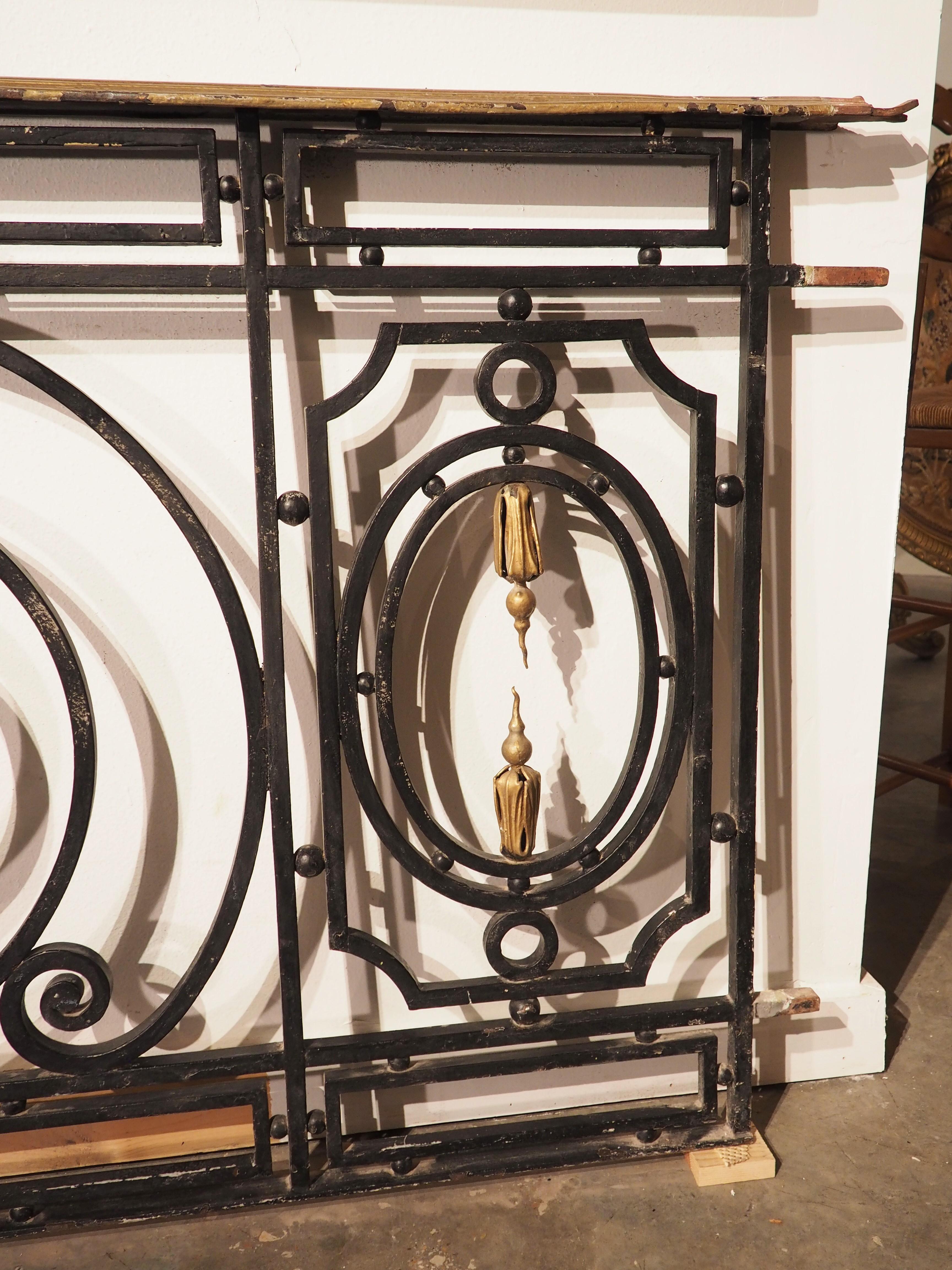 Langer Pariser Balkongitter aus Schmiedeeisen des 19. Jahrhunderts mit vergoldeter Bronze als Highlight im Angebot 8