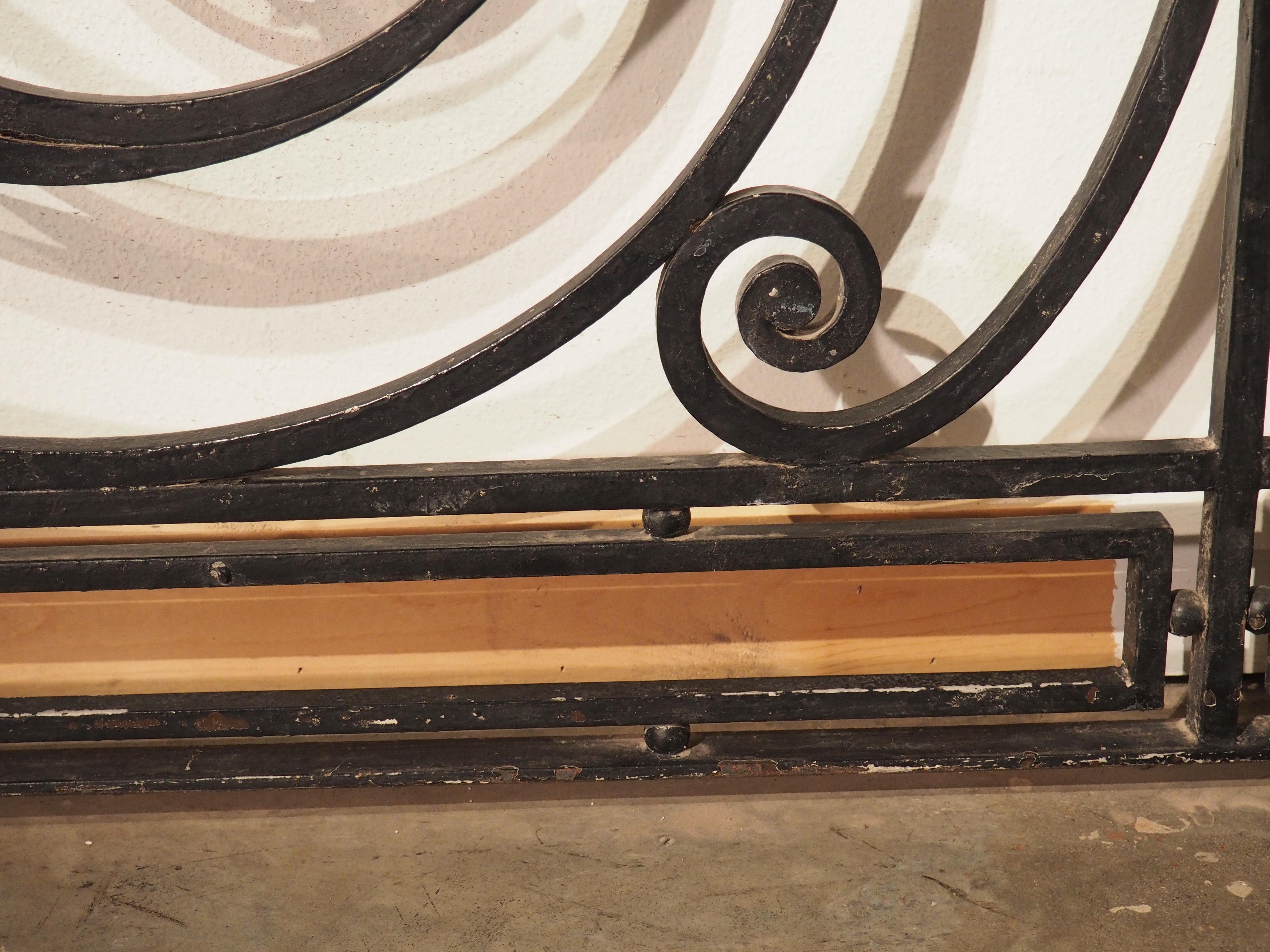 Langer Pariser Balkongitter aus Schmiedeeisen des 19. Jahrhunderts mit vergoldeter Bronze als Highlight im Angebot 10