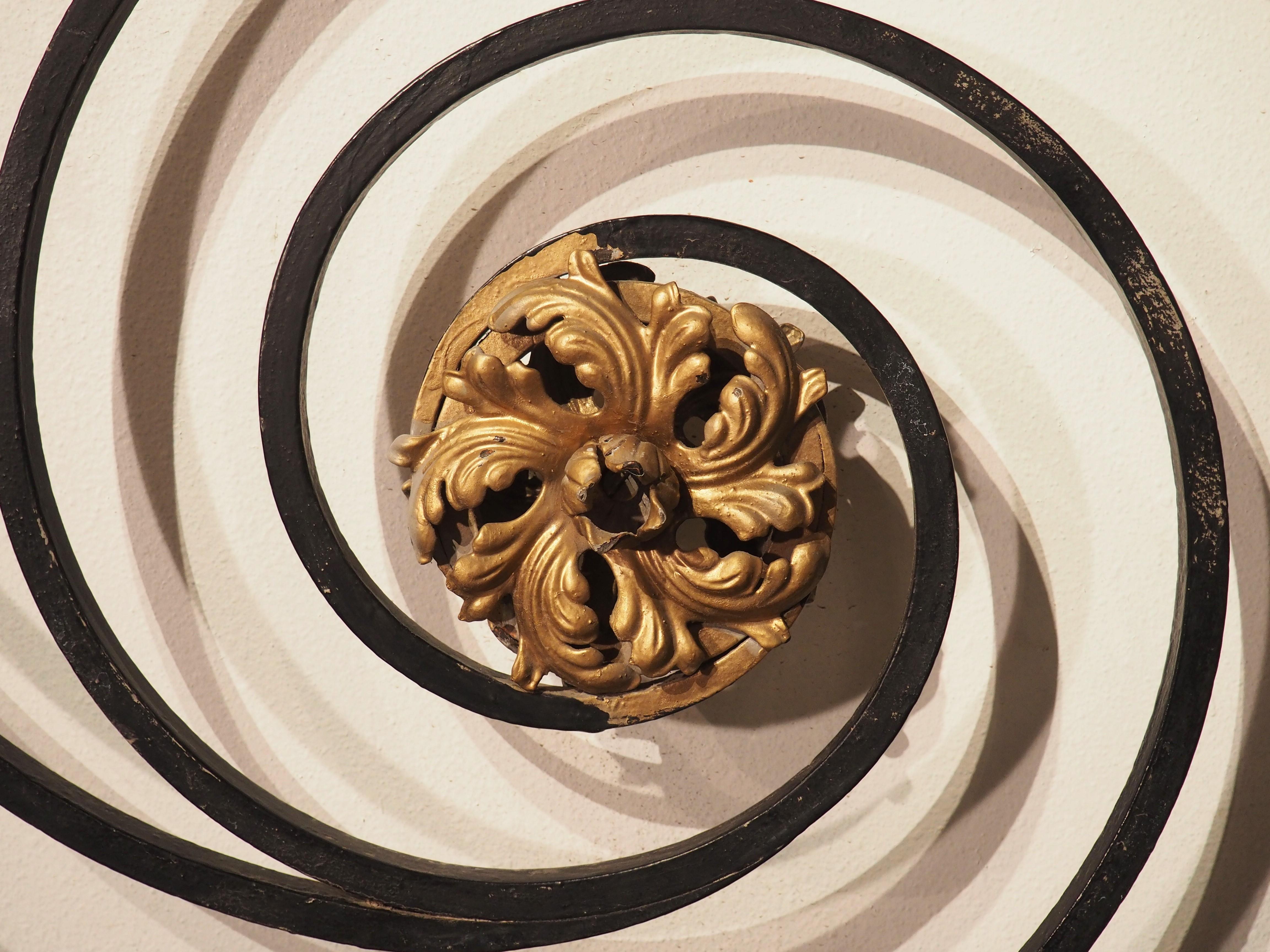 Langer Pariser Balkongitter aus Schmiedeeisen des 19. Jahrhunderts mit vergoldeter Bronze als Highlight im Angebot 11