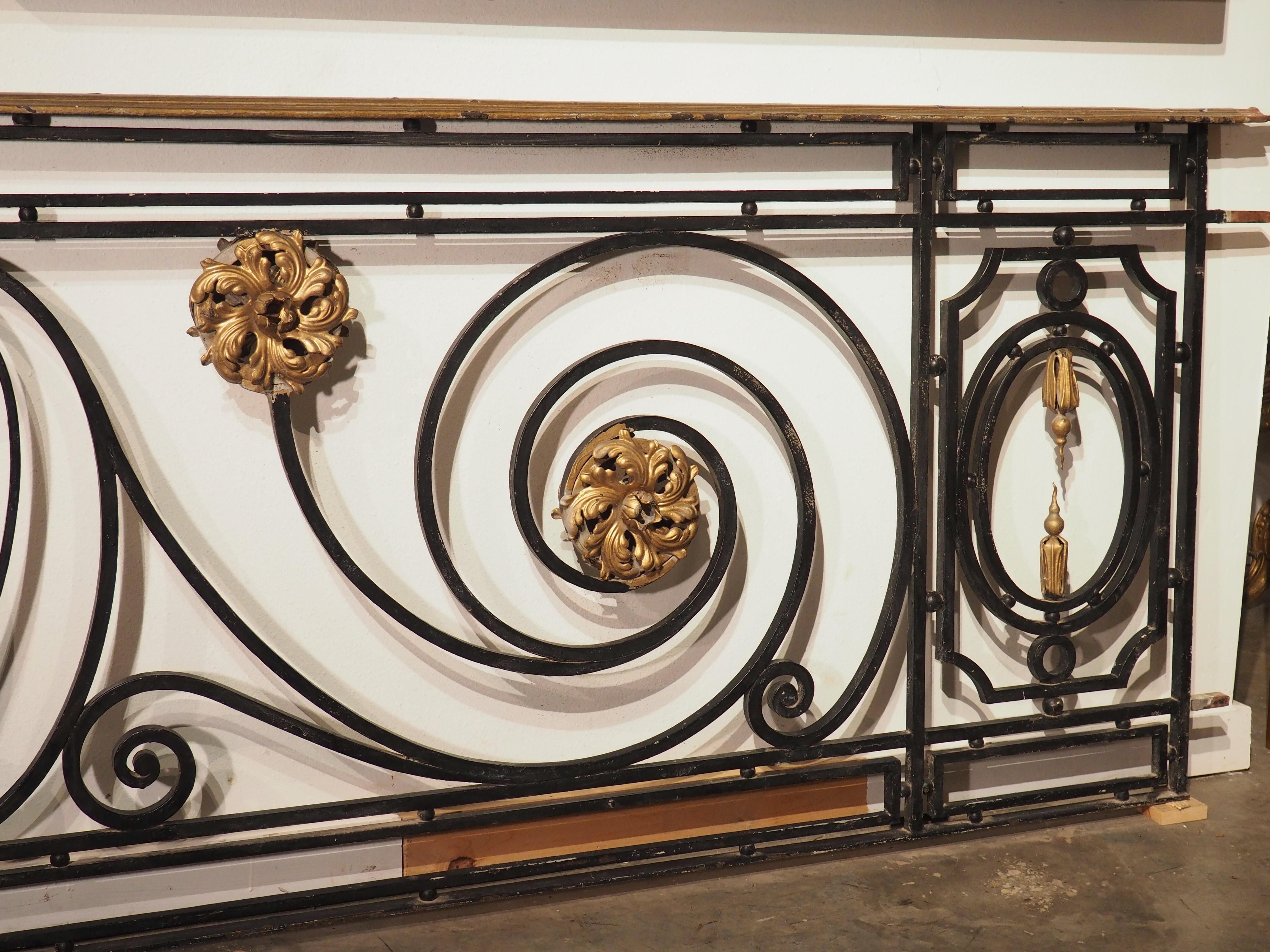 Langer Pariser Balkongitter aus Schmiedeeisen des 19. Jahrhunderts mit vergoldeter Bronze als Highlight (Vergoldet) im Angebot
