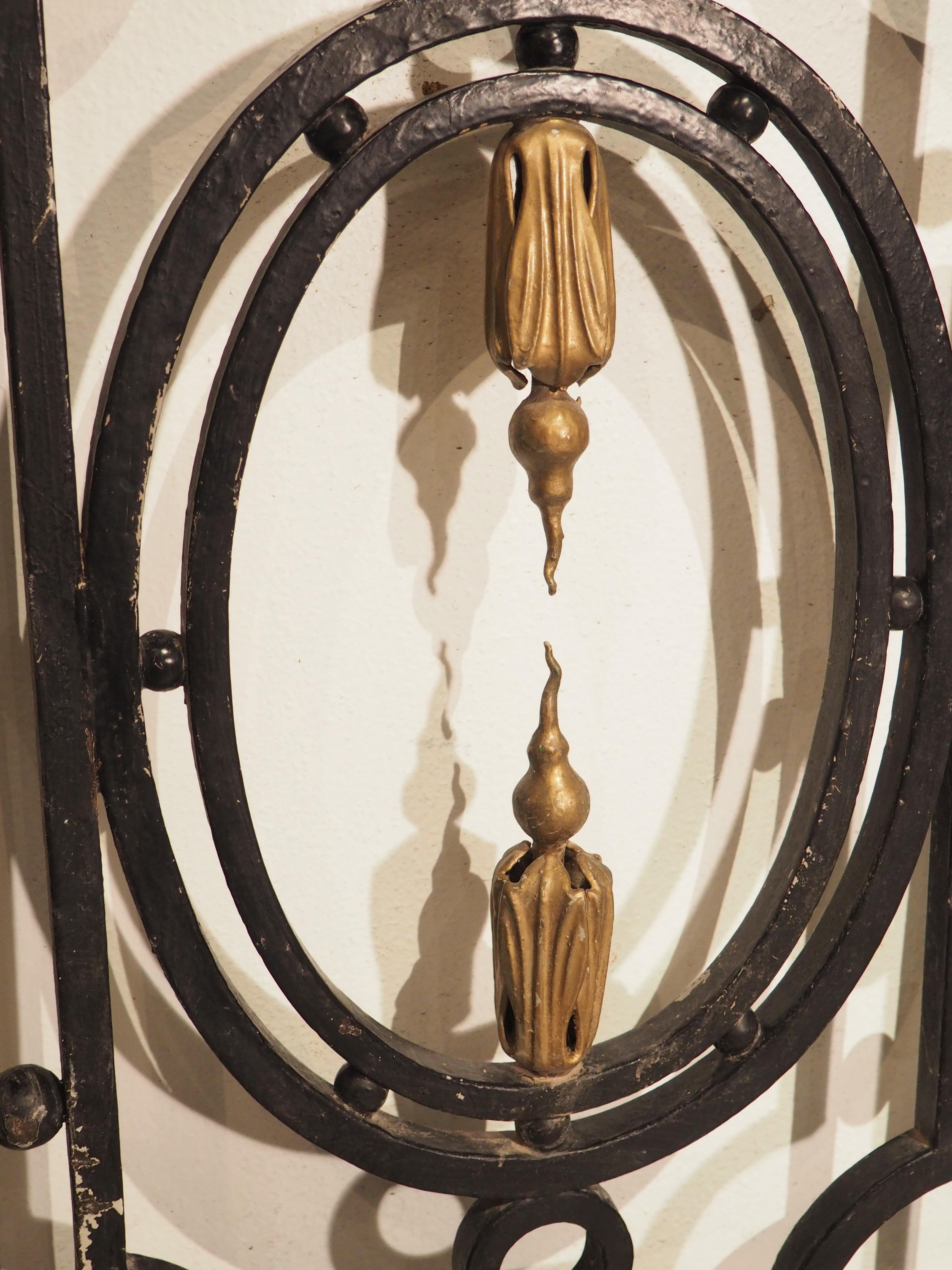 Langer Pariser Balkongitter aus Schmiedeeisen des 19. Jahrhunderts mit vergoldeter Bronze als Highlight im Angebot 1