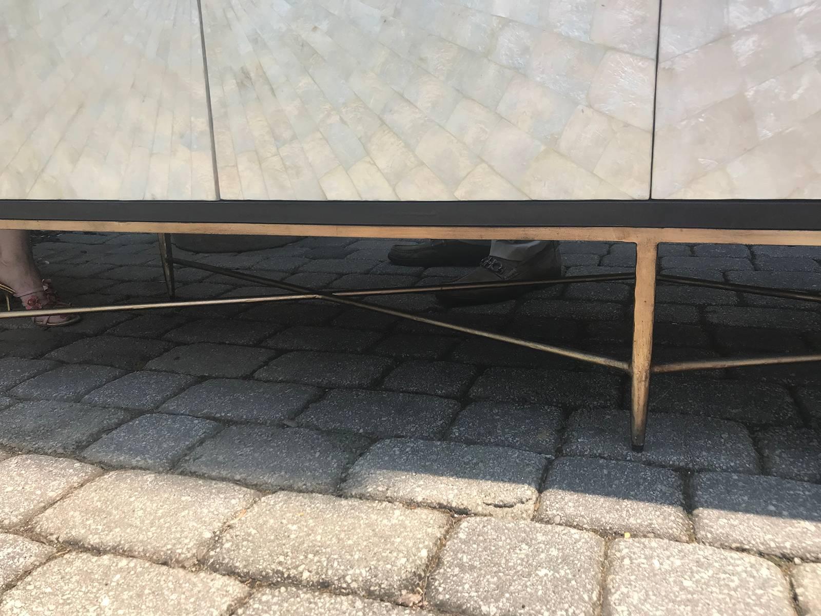 Lange Bernhardt Capiz Shell Inlay Credenza des 20. Jahrhunderts auf Messingfüßen 7