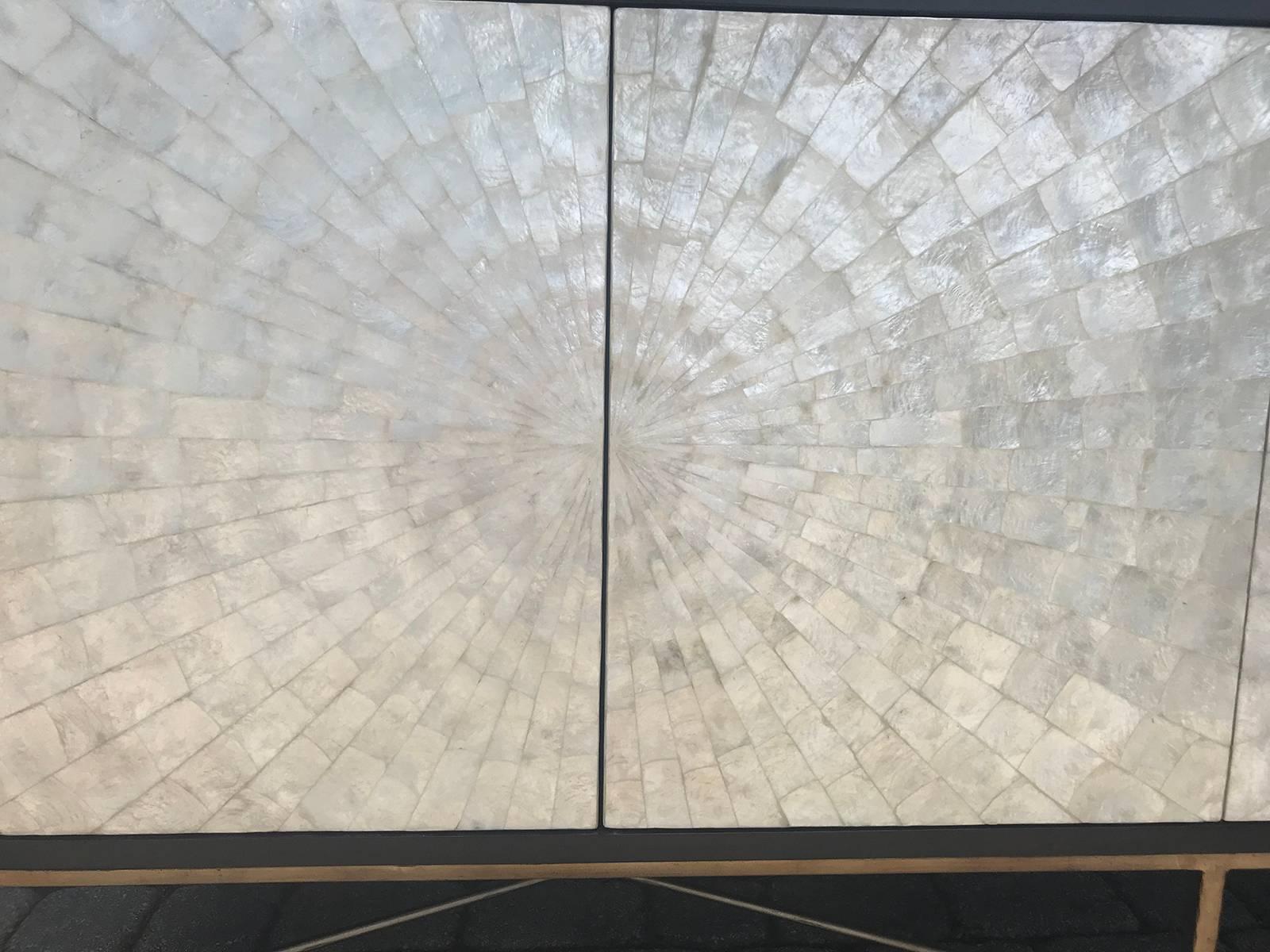 Lange Bernhardt Capiz Shell Inlay Credenza des 20. Jahrhunderts auf Messingfüßen im Zustand „Gut“ in Atlanta, GA