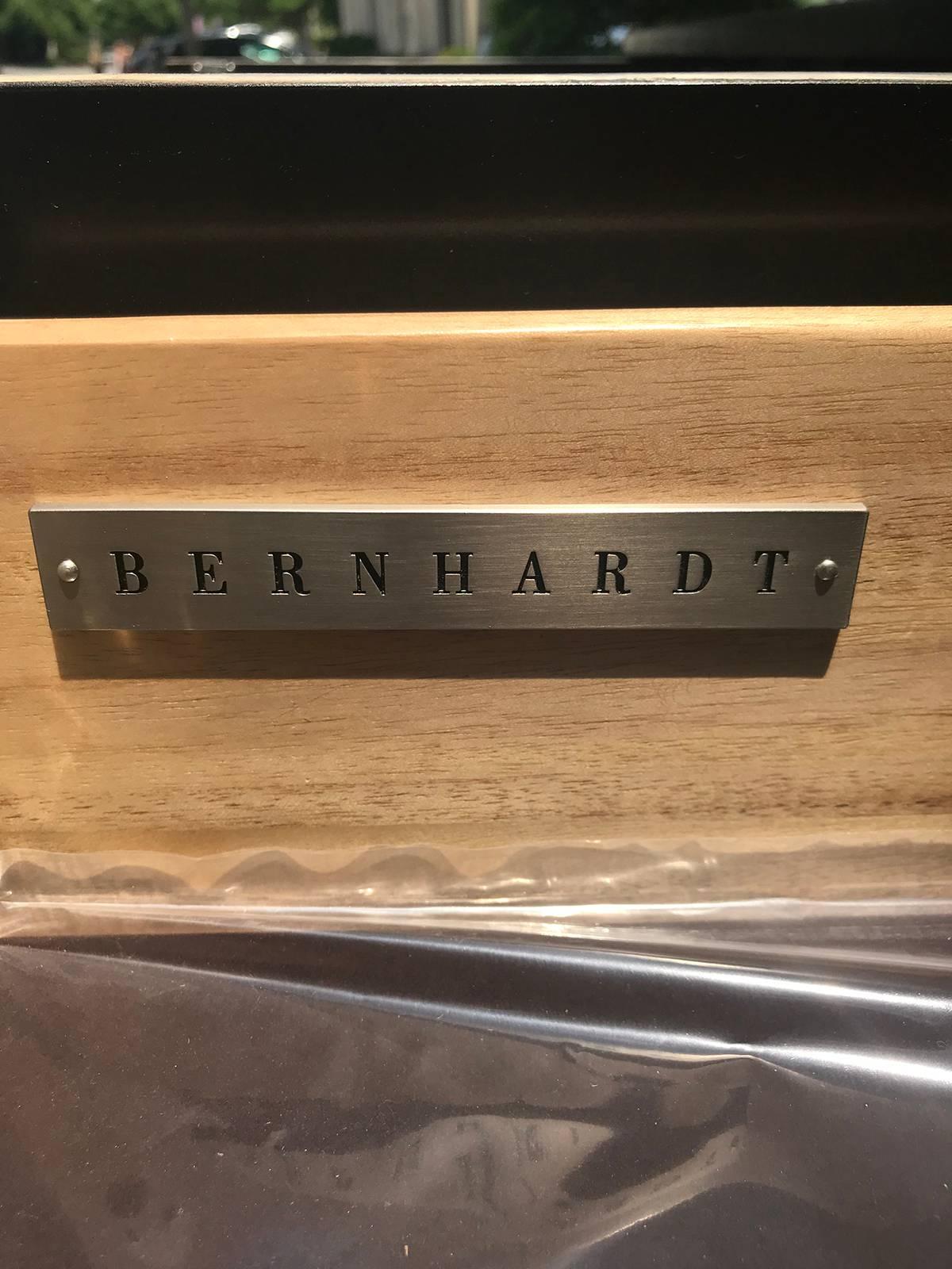 Lange Bernhardt Capiz Shell Inlay Credenza des 20. Jahrhunderts auf Messingfüßen 3