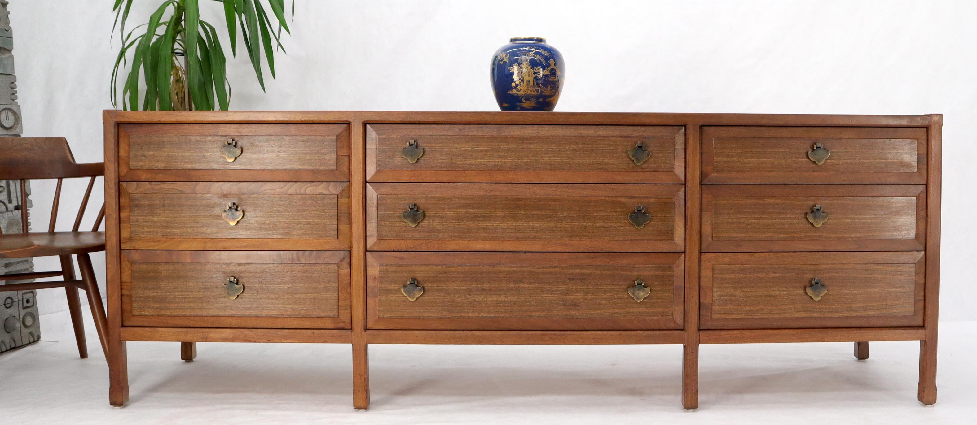 Laccato Cassettiera Credenza lunga a 9 cassetti smussati di Widdicomb in vendita