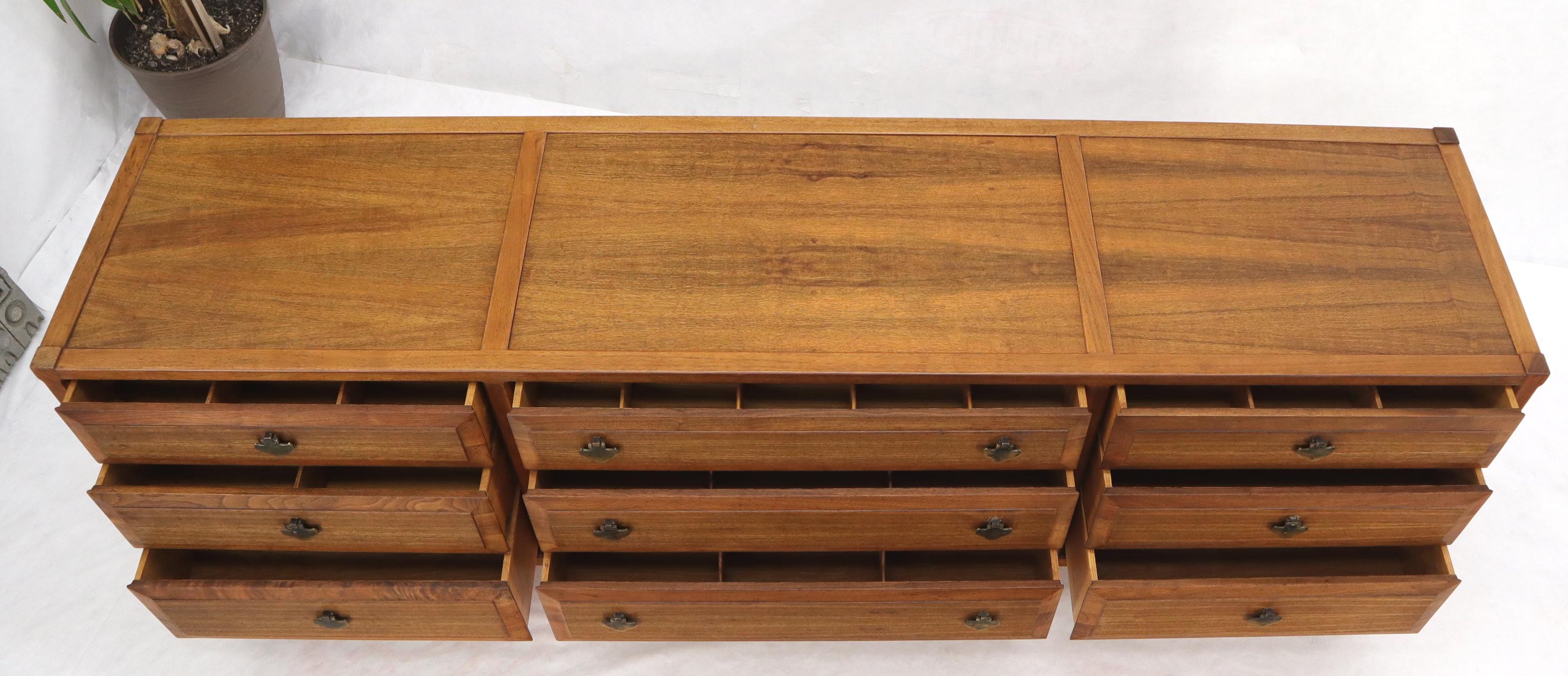 Cassettiera Credenza lunga a 9 cassetti smussati di Widdicomb in vendita 1