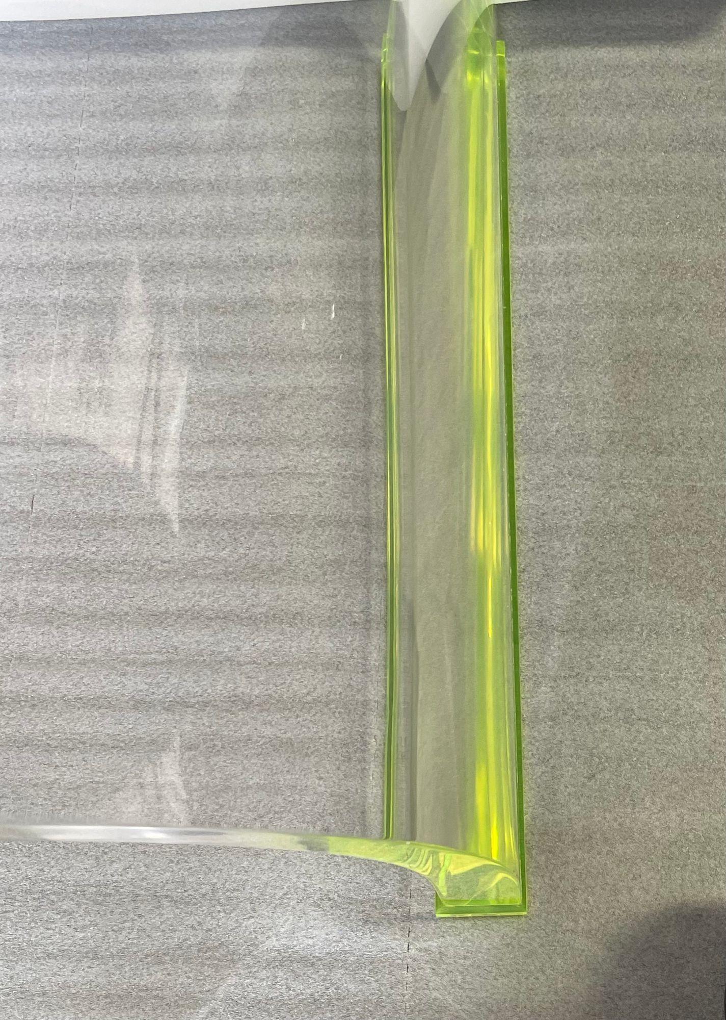 Longue table basse en acrylique avec détails en laiton et vert fluorescent, États-Unis, années 1980. Excellent état - En vente à Los Angeles, CA
