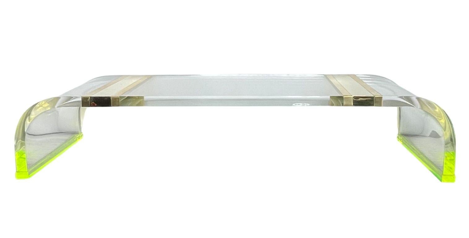Fin du 20e siècle Longue table basse en acrylique avec détails en laiton et vert fluorescent, États-Unis, années 1980. en vente