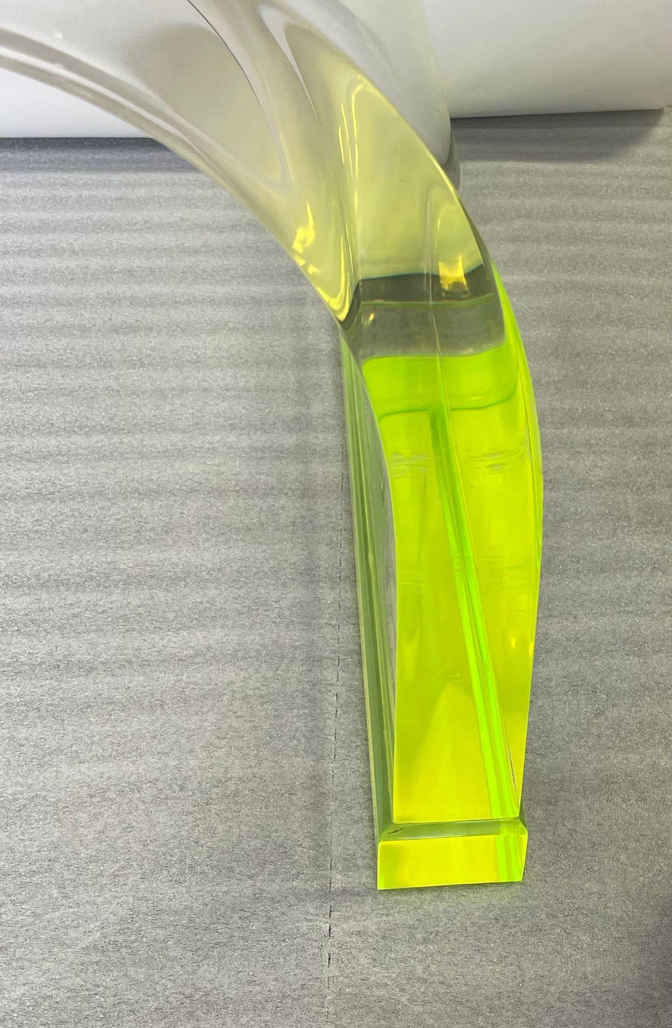 Lucite Longue table basse en acrylique avec détails en laiton et vert fluorescent, États-Unis, années 1980. en vente