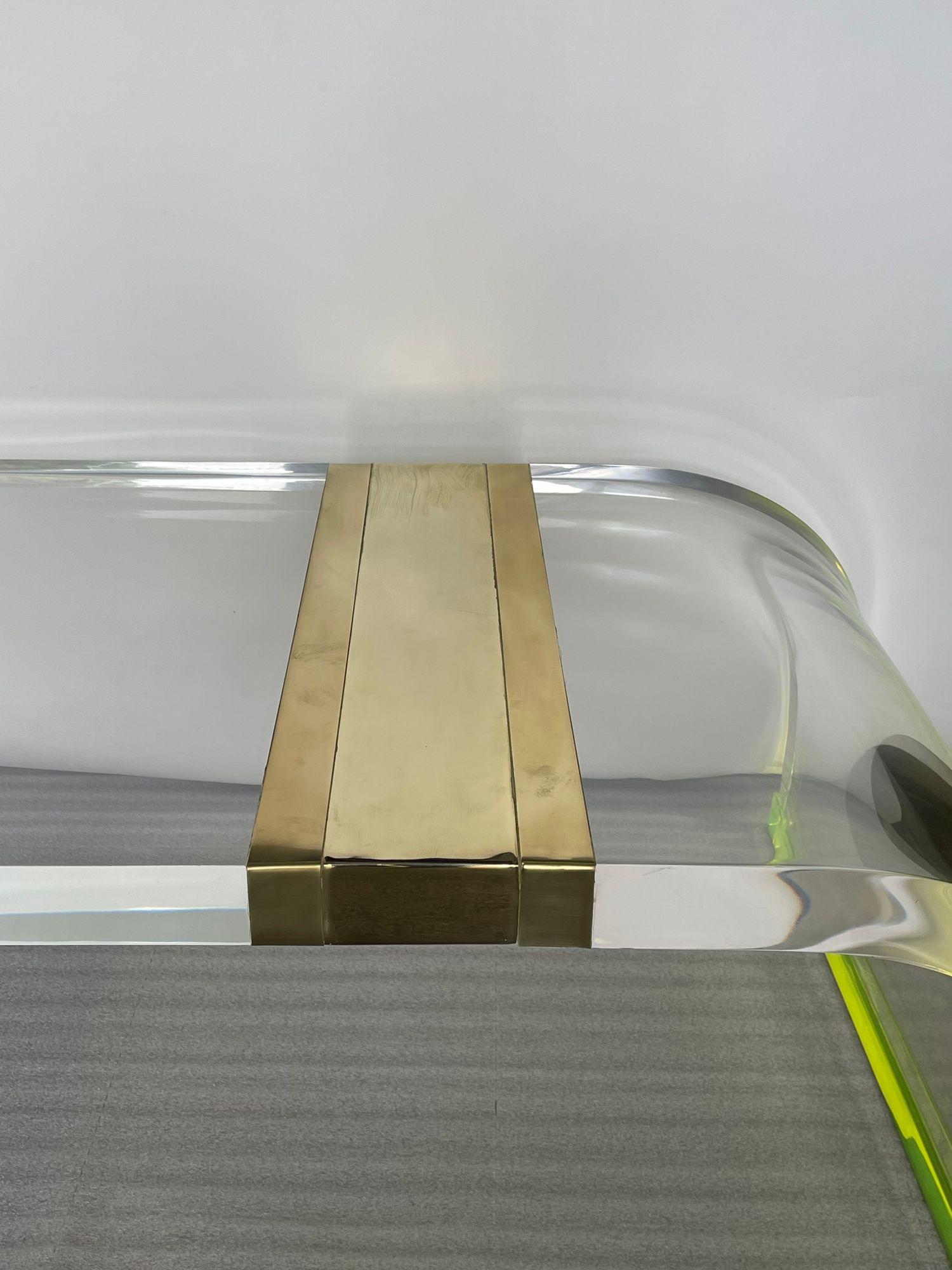 Longue table basse en acrylique avec détails en laiton et vert fluorescent, États-Unis, années 1980. en vente 1