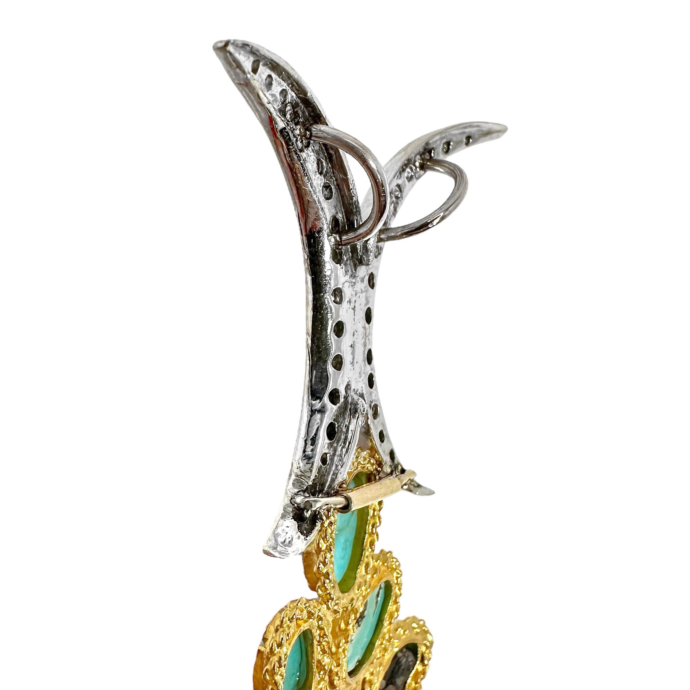Questo ciondolo vintage, unico nel suo genere, è realizzato in oro 18 carati. È incastonato con 29 cabochon di turchese naturale e sormontato da un terminale a forma di spina dorsale con 30 diamanti taglio brillante. È ideale per un abbigliamento