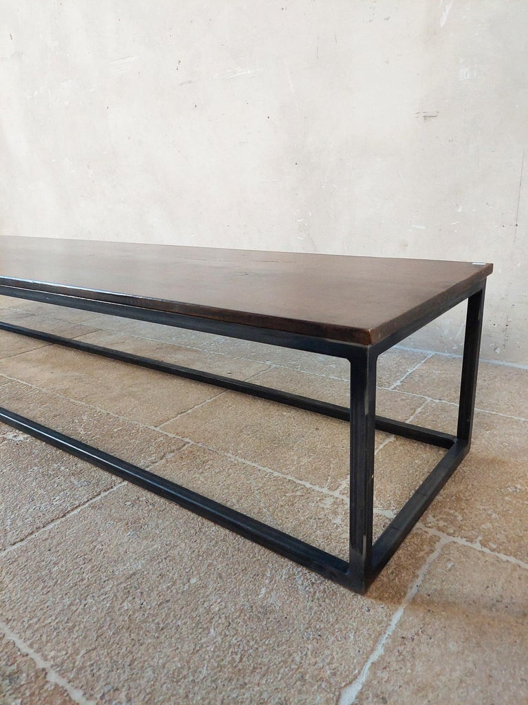 Table basse longue et étroite en noyer ancien avec cadre en acier moderne En vente sur 1stDibs