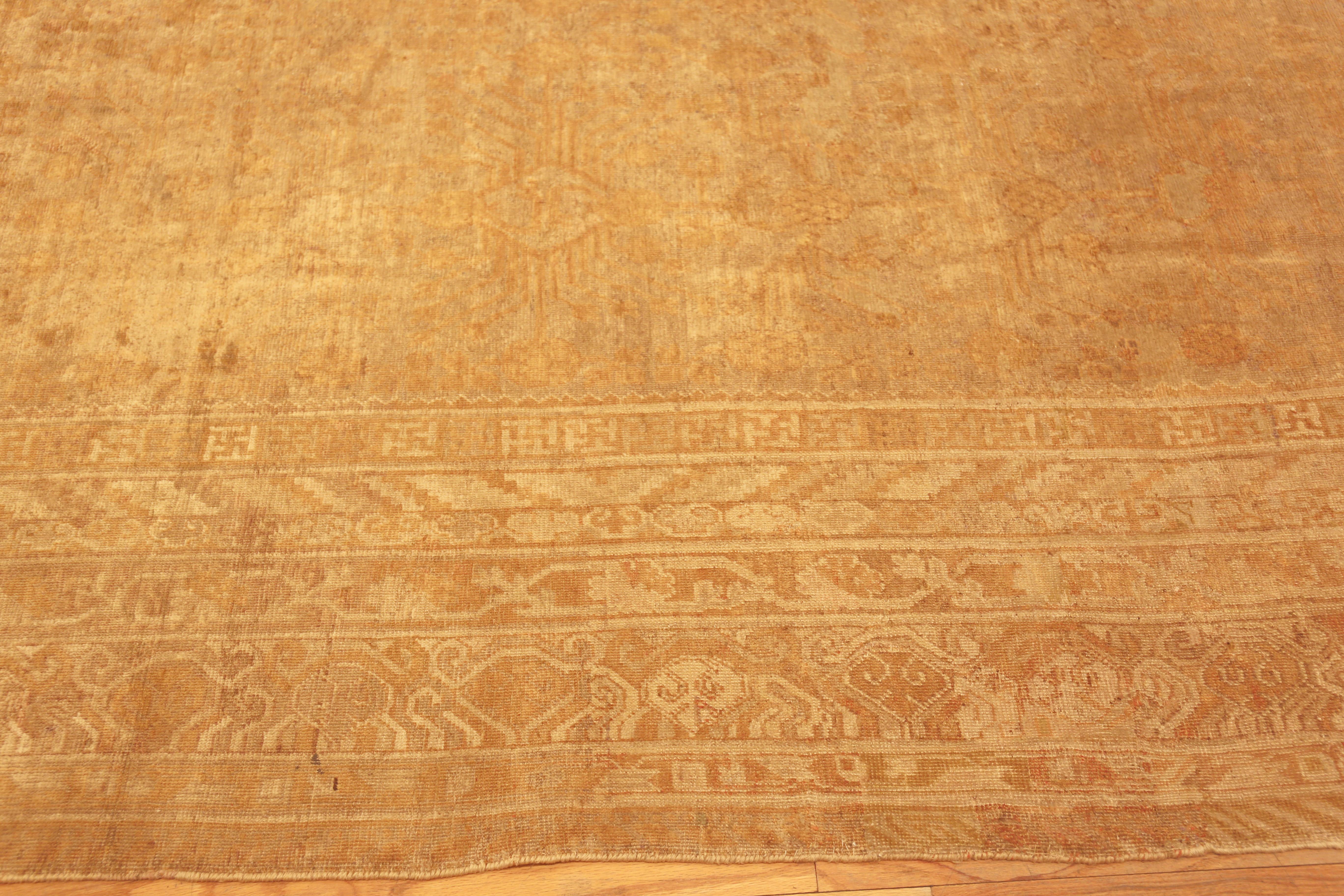 Langer und schmaler antiker Khotan-Teppich mit Granatapfel-Design , Herkunftsland: Ostturkestan, CIRCA Datum: Anfang 20. Jahrhundert