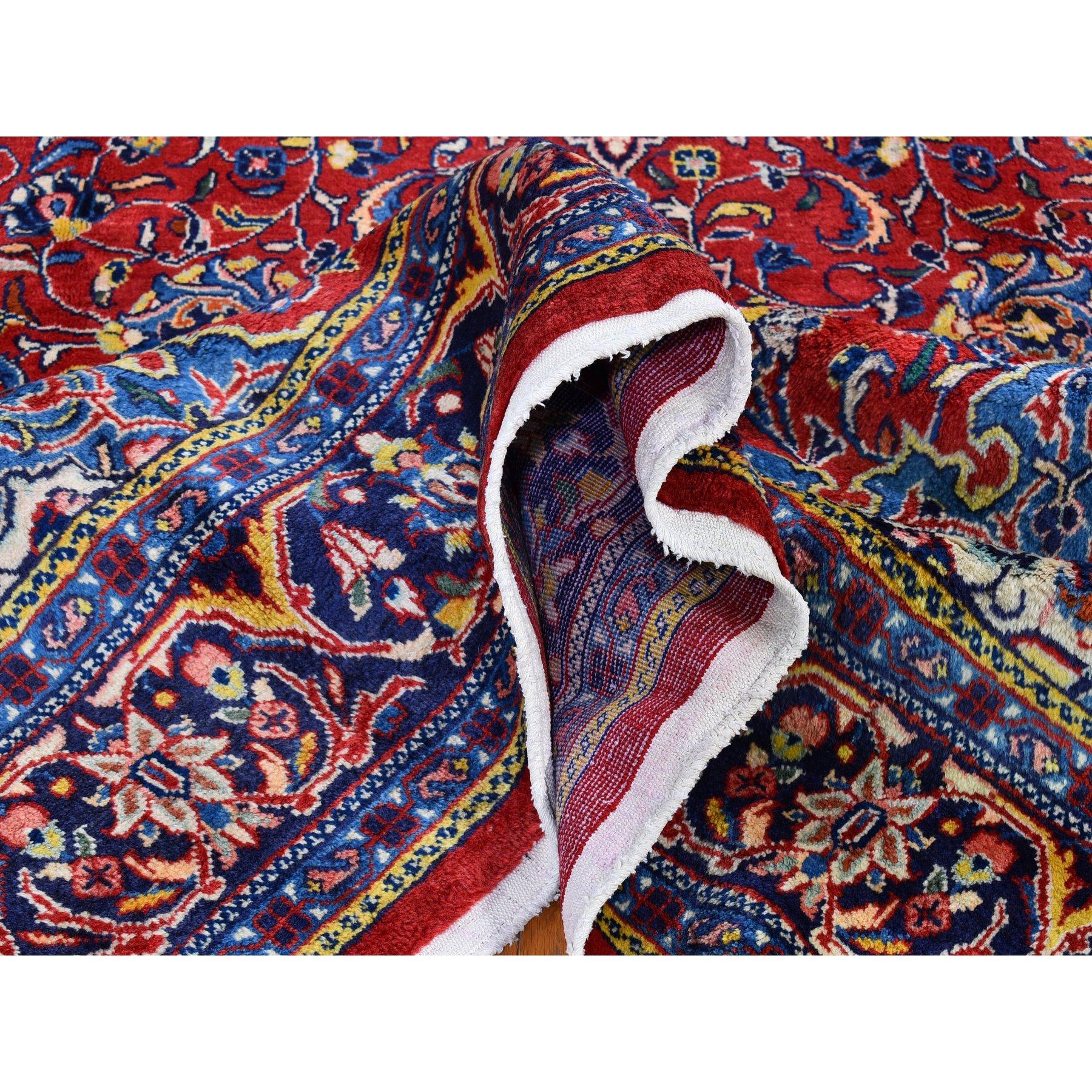 Langer und schmaler persischer Kashan-Teppich aus dicker und plüschiger Wolle, handgeknüpft (Handgeknüpft) im Angebot