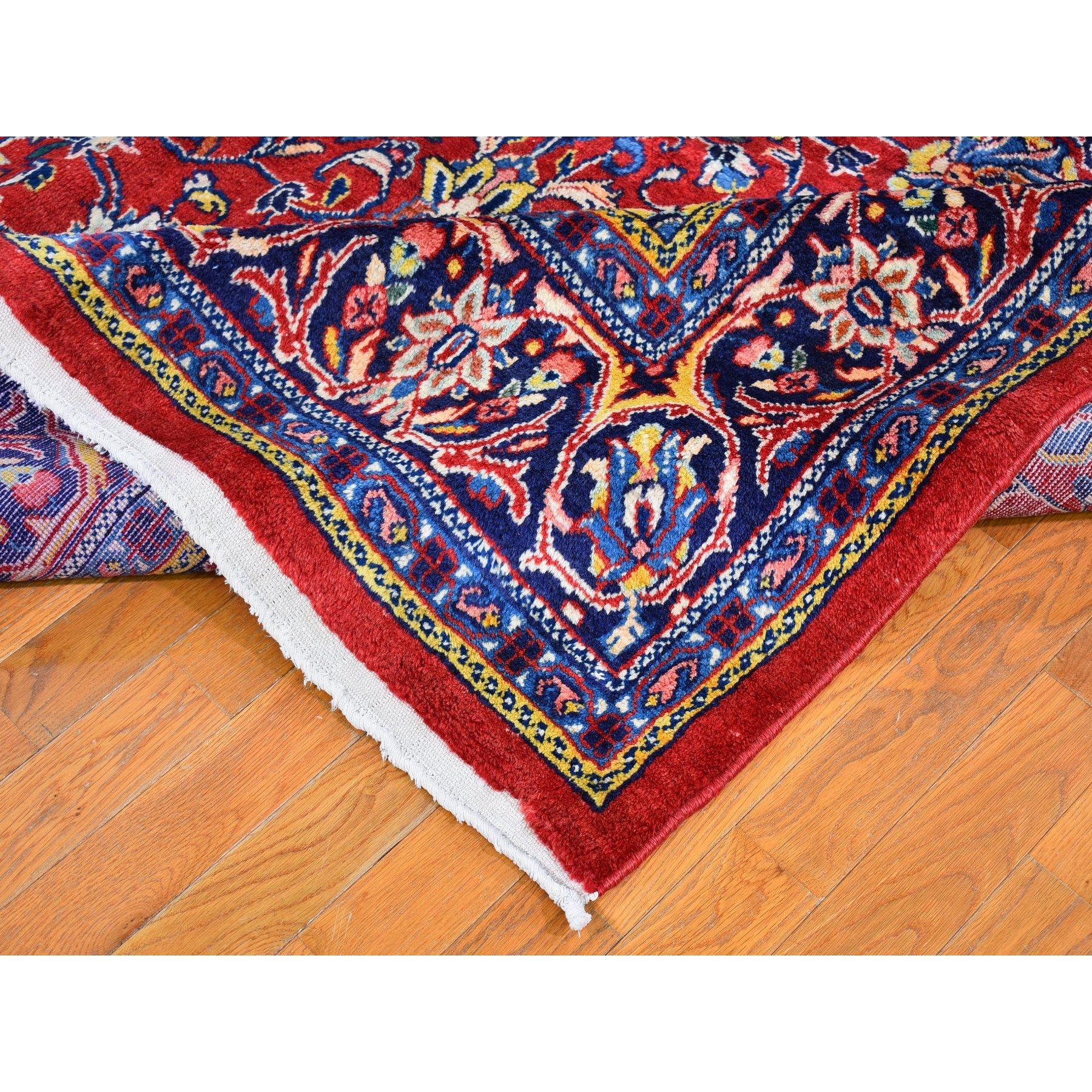 Langer und schmaler persischer Kashan-Teppich aus dicker und plüschiger Wolle, handgeknüpft im Zustand „Gut“ im Angebot in Carlstadt, NJ